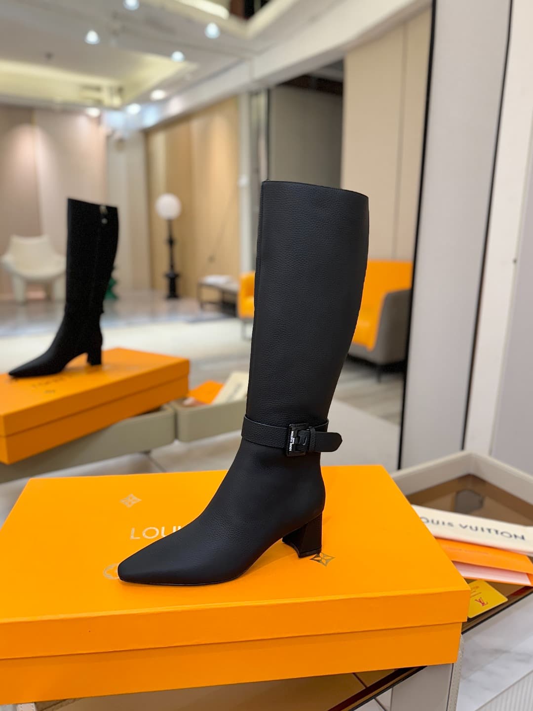 D9071 L✔️Home boutique’s autumn/winter collection includes 16 boots. The official website’s collection is also updated regularly. These boots feature a new lacquered buckle design by LV; they are stylish and unique, comfortable to wear, and exude a strong — image 1