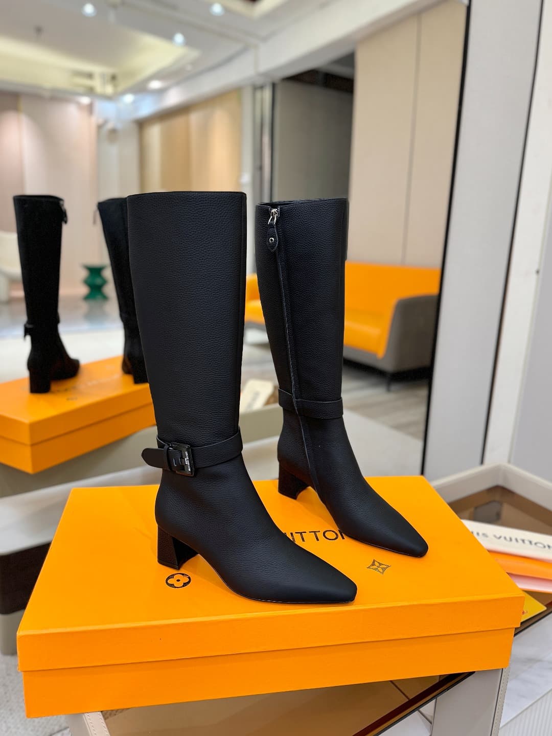 D9071 L✔️Home boutique’s autumn/winter collection includes 16 boots. The official website’s collection is also updated regularly. These boots feature a new lacquered buckle design by LV; they are stylish and unique, comfortable to wear, and exude a strong — image 2