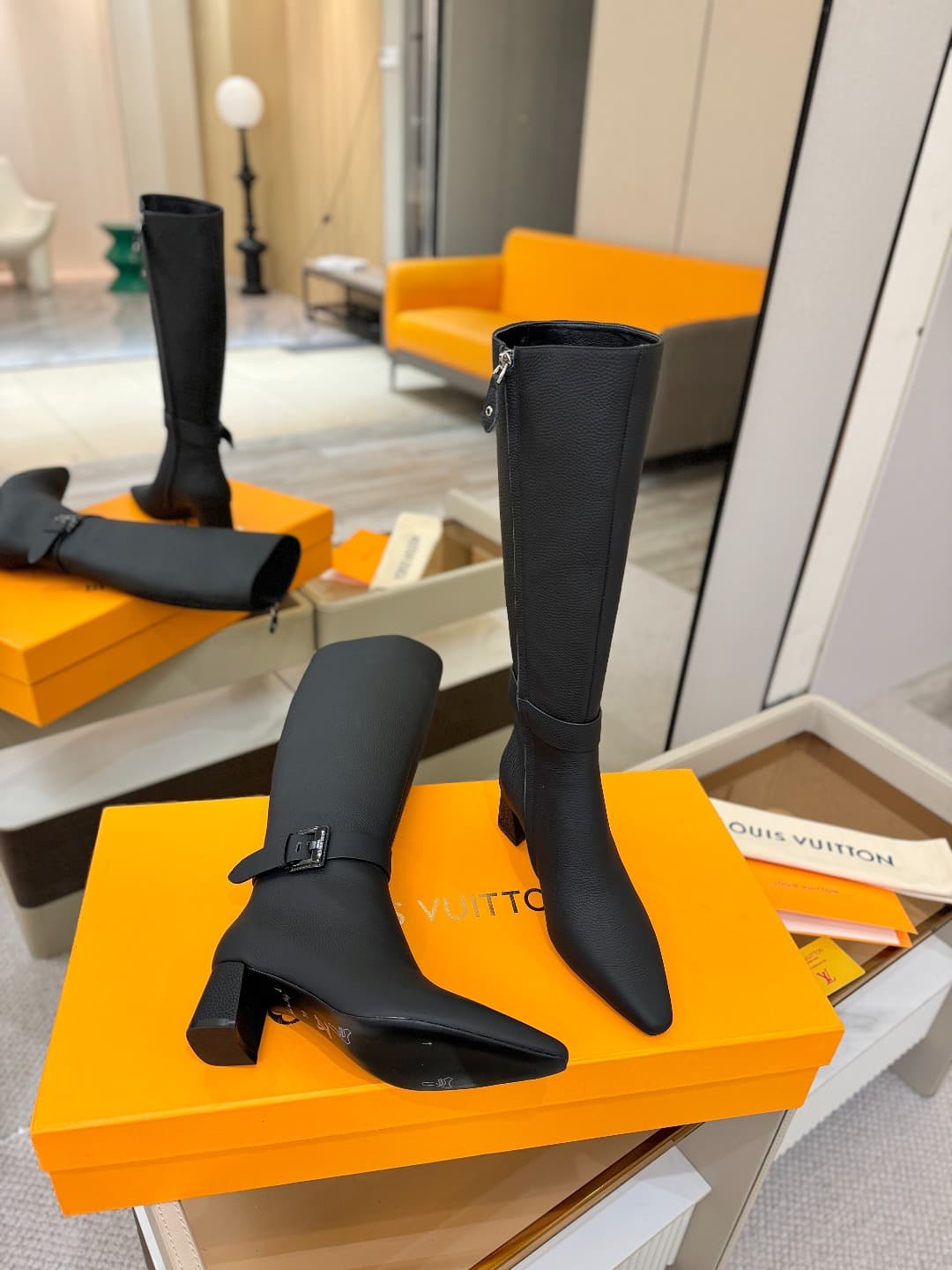 D9071 L✔️Home boutique’s autumn/winter collection includes 16 boots. The official website’s collection is also updated regularly. These boots feature a new lacquered buckle design by LV; they are stylish and unique, comfortable to wear, and exude a strong — image 6