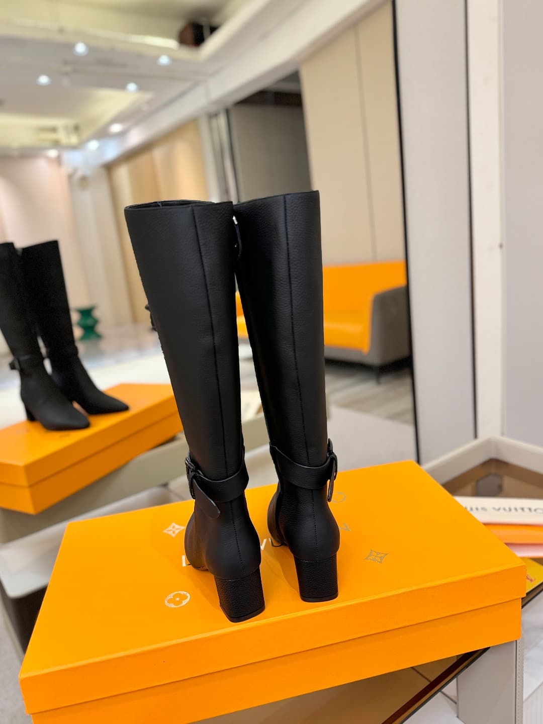 D9071 L✔️Home boutique’s autumn/winter collection includes 16 boots. The official website’s collection is also updated regularly. These boots feature a new lacquered buckle design by LV; they are stylish and unique, comfortable to wear, and exude a strong — image 7