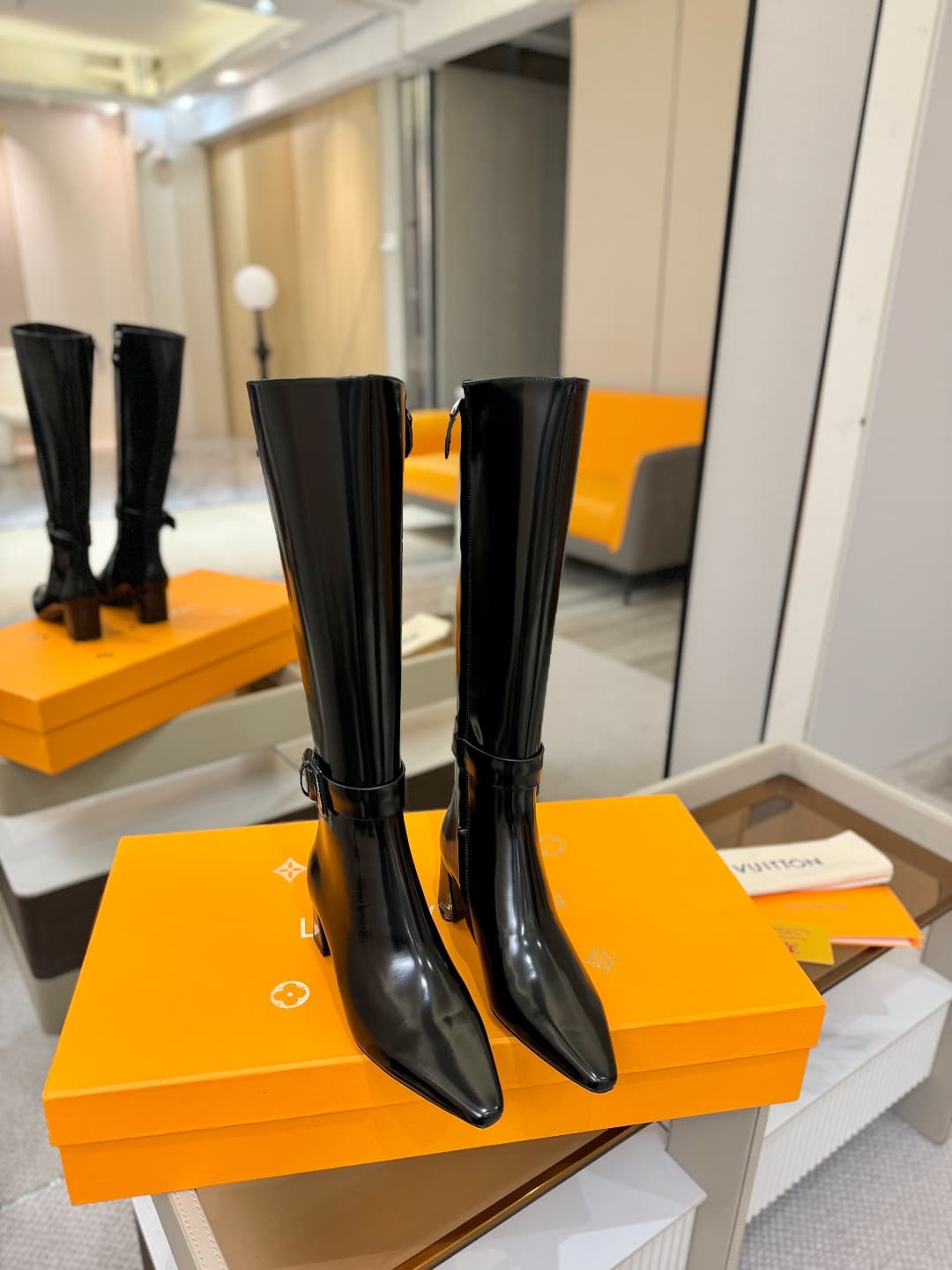 D9072 L✔️Home store: Autumn/winter collection 16 boots. The official website’s series is updated in real time. Features LV-style lacquered buckles for a unique and stylish look. Comfortable to wear and versatile for various outfits. Full of British charm. — image 4