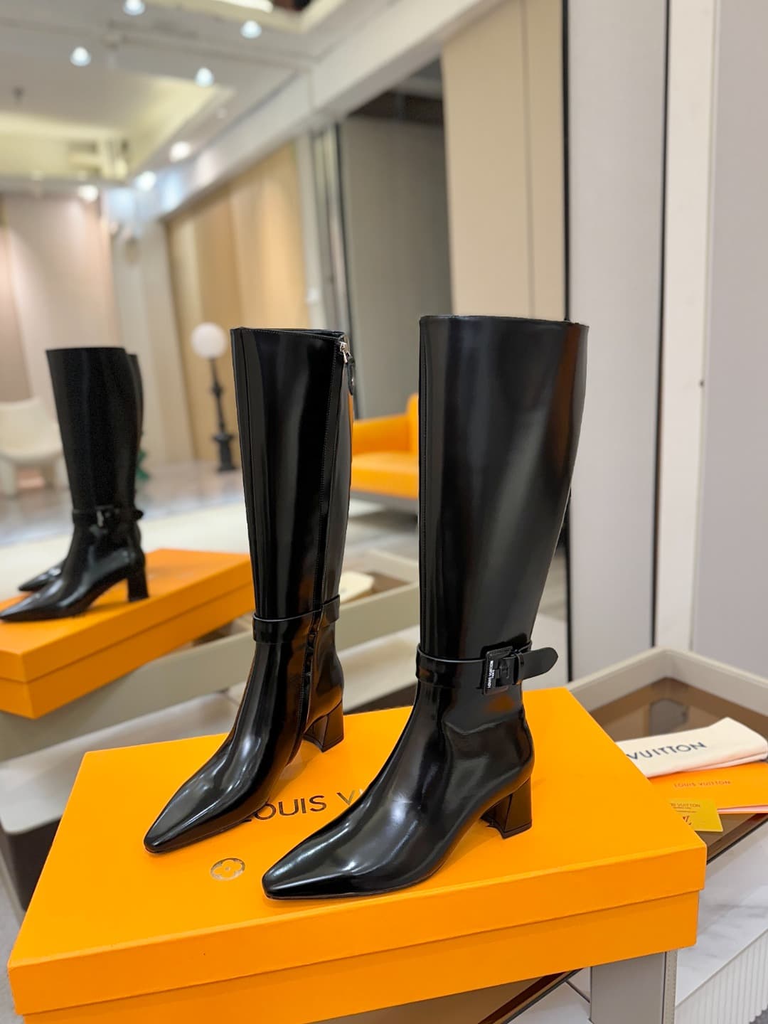D9072 L✔️Home store: Autumn/winter collection 16 boots. The official website’s series is updated in real time. Features LV-style lacquered buckles for a unique and stylish look. Comfortable to wear and versatile for various outfits. Full of British charm. — image 3