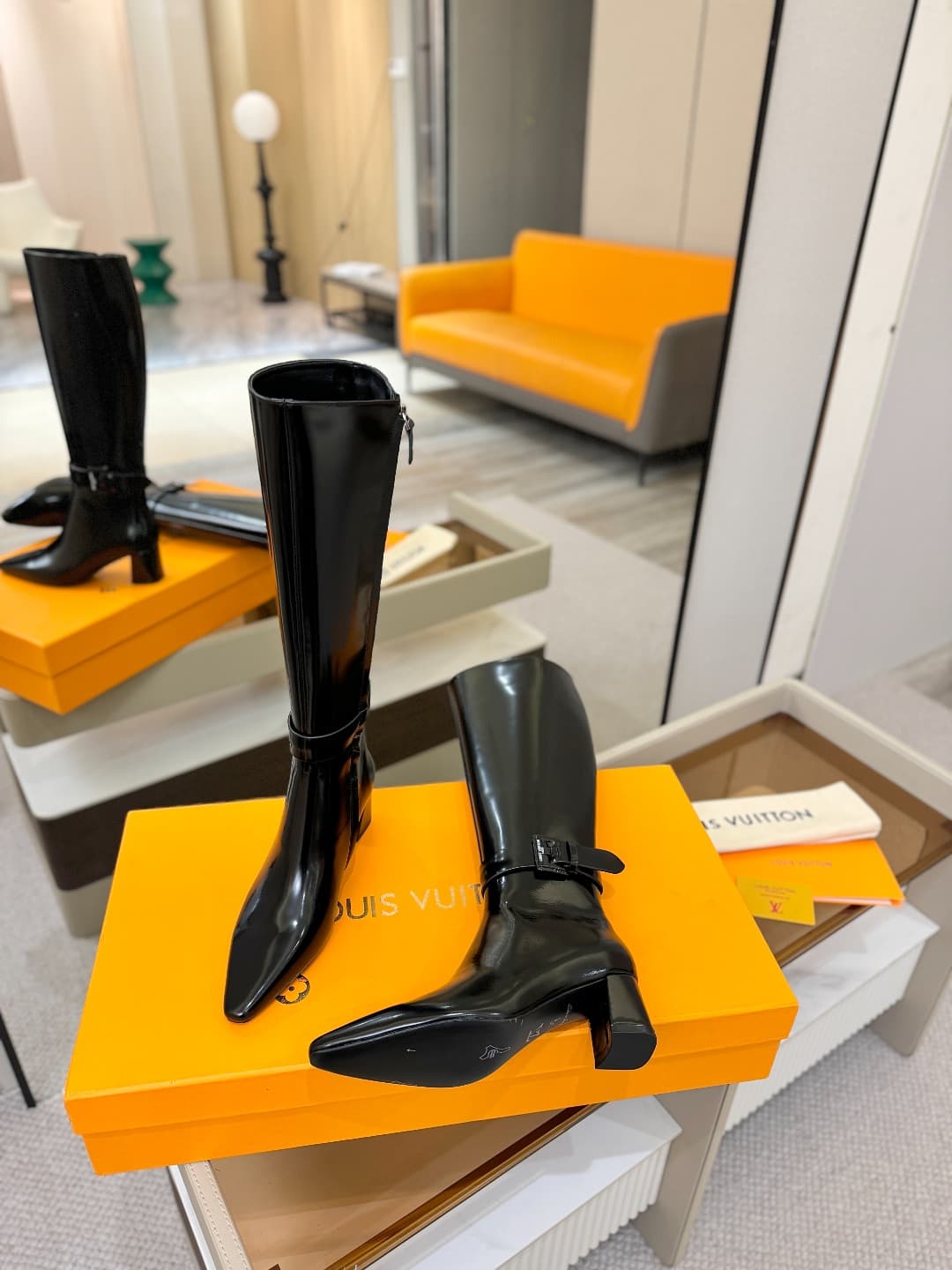 D9072 L✔️Home store: Autumn/winter collection 16 boots. The official website’s series is updated in real time. Features LV-style lacquered buckles for a unique and stylish look. Comfortable to wear and versatile for various outfits. Full of British charm. — image 5