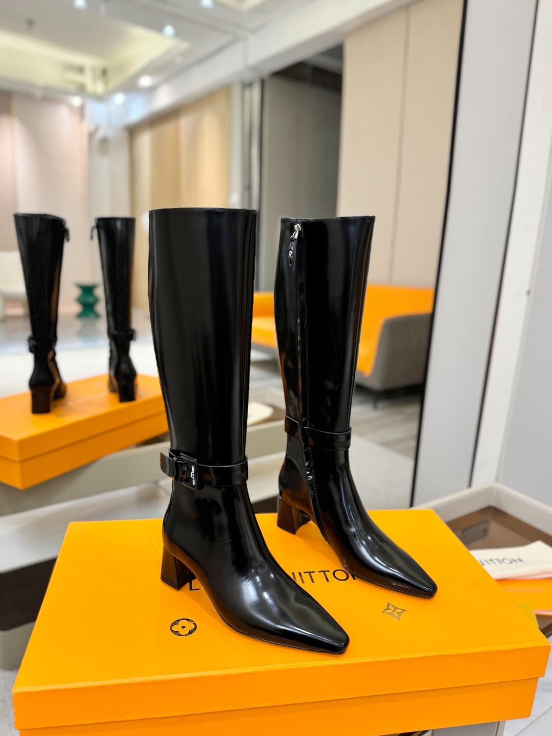D9072 L✔️Home store: Autumn/winter collection 16 boots. The official website’s series is updated in real time. Features LV-style lacquered buckles for a unique and stylish look. Comfortable to wear and versatile for various outfits. Full of British charm. — image 2