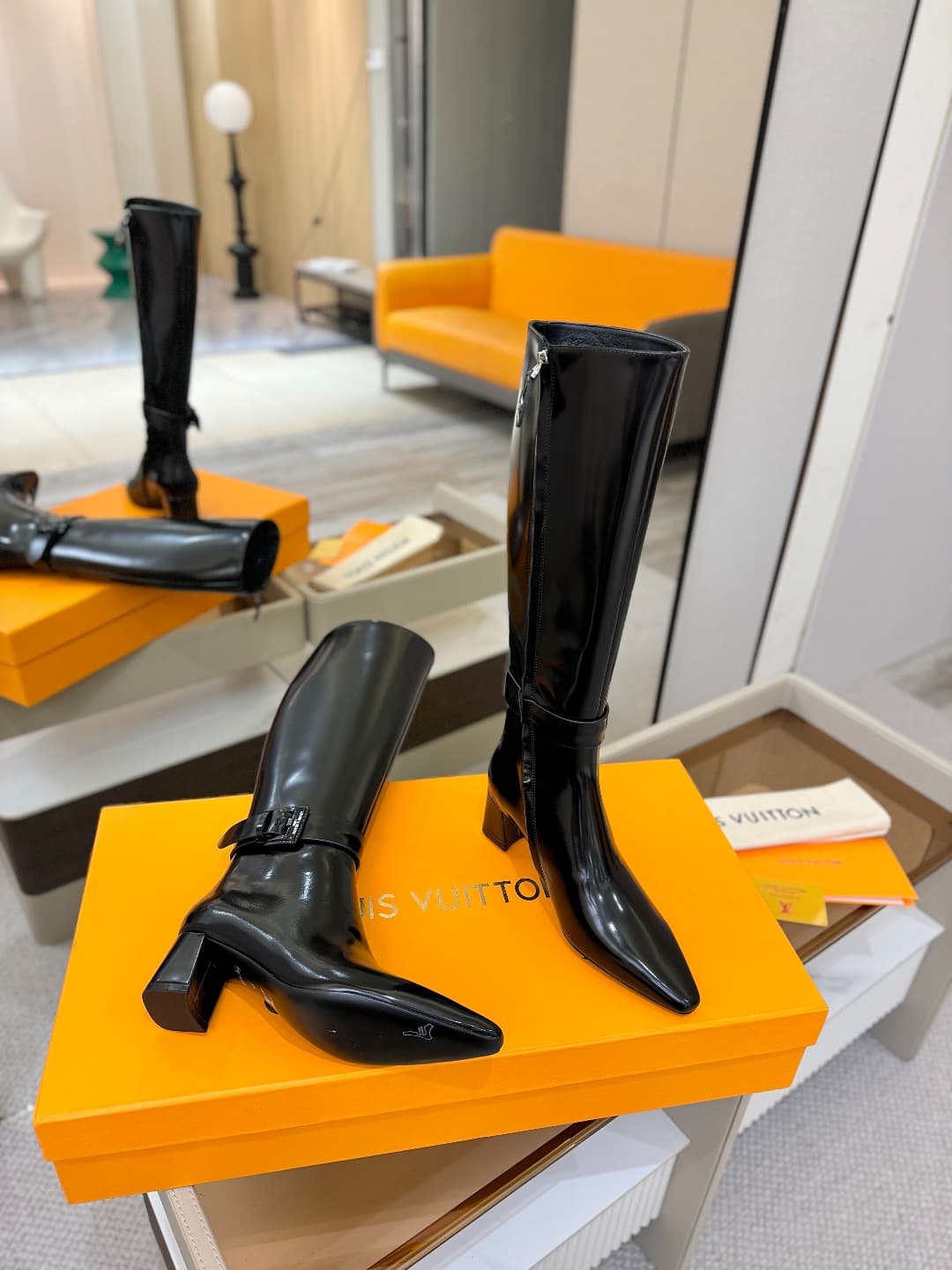 D9072 L✔️Home store: Autumn/winter collection 16 boots. The official website’s series is updated in real time. Features LV-style lacquered buckles for a unique and stylish look. Comfortable to wear and versatile for various outfits. Full of British charm. — image 6