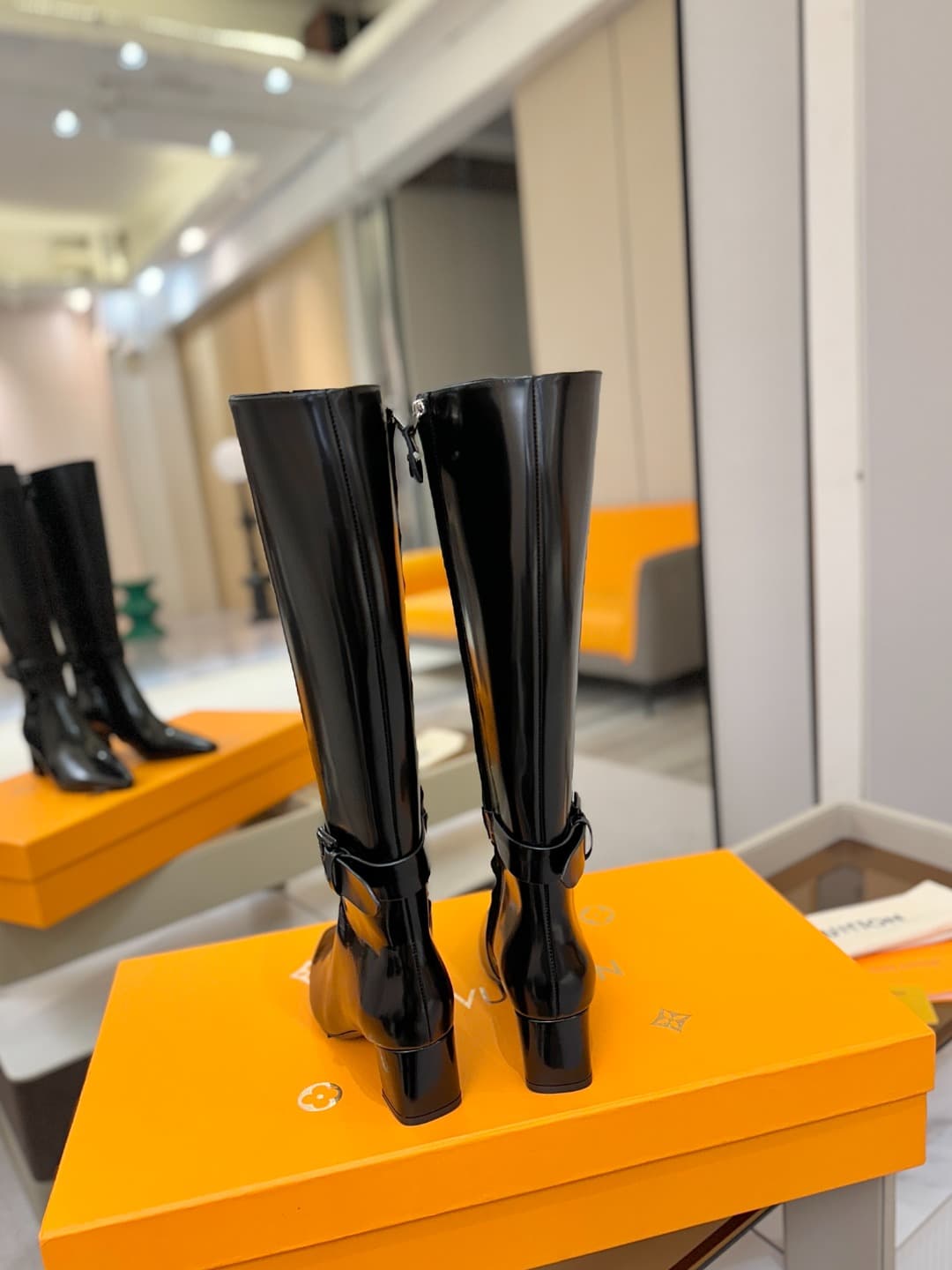 D9072 L✔️Home store: Autumn/winter collection 16 boots. The official website’s series is updated in real time. Features LV-style lacquered buckles for a unique and stylish look. Comfortable to wear and versatile for various outfits. Full of British charm. — image 7