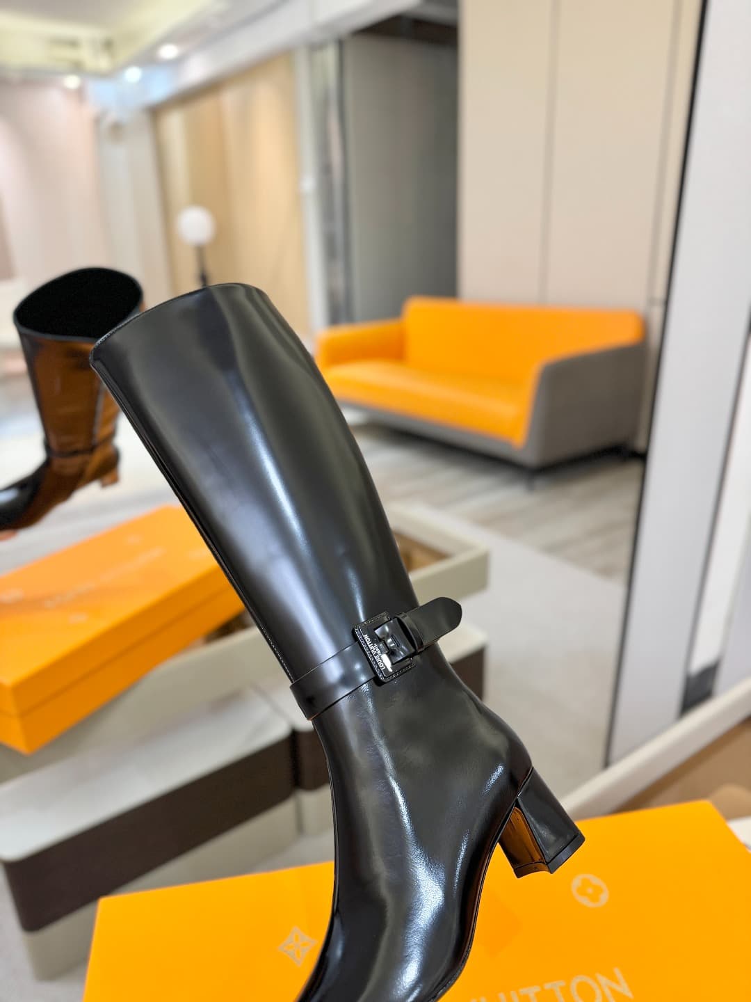 D9072 L✔️Home store: Autumn/winter collection 16 boots. The official website’s series is updated in real time. Features LV-style lacquered buckles for a unique and stylish look. Comfortable to wear and versatile for various outfits. Full of British charm. — image 8