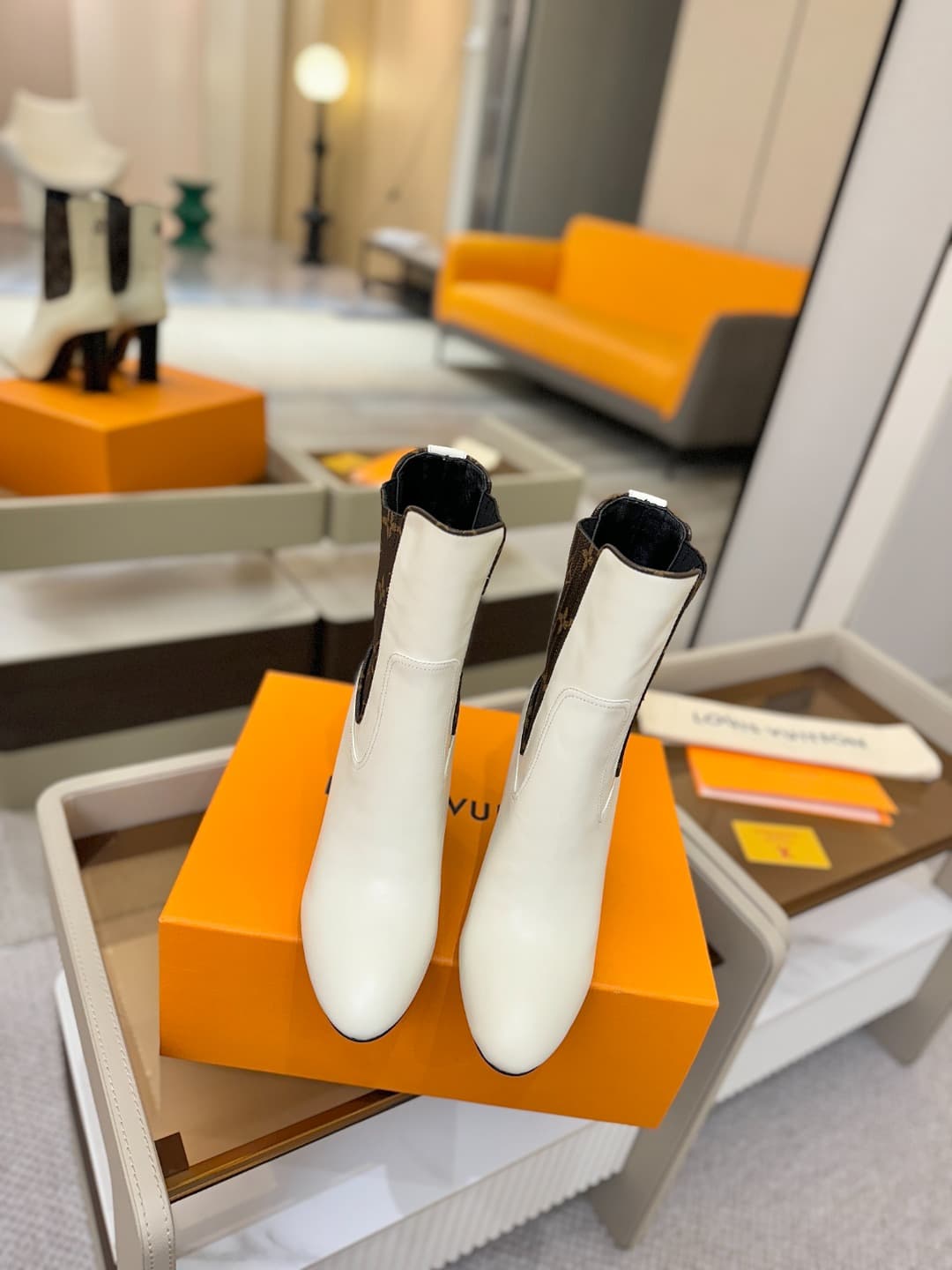 D9038 L✔️ Home – Autumn/Winter collection on the official website. Models in 6 short boots feature synchronized updates, perfect fit, LV-style patterns, intricate craftsmanship, and a plum blossom heel design that exudes elegance. The original mold-based  — image 4