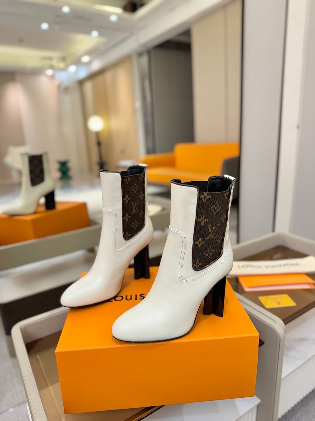 D9038 L✔️ Home – Autumn/Winter collection on the official website. Models in 6 short boots feature synchronized updates, perfect fit, LV-style patterns, intricate craftsmanship, and a plum blossom heel design that exudes elegance. The original mold-based  — image 3