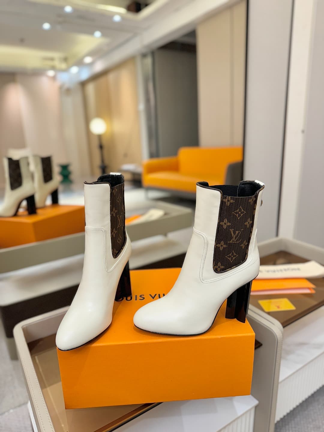 D9038 L✔️ Home – Autumn/Winter collection on the official website. Models in 6 short boots feature synchronized updates, perfect fit, LV-style patterns, intricate craftsmanship, and a plum blossom heel design that exudes elegance. The original mold-based  — image 6