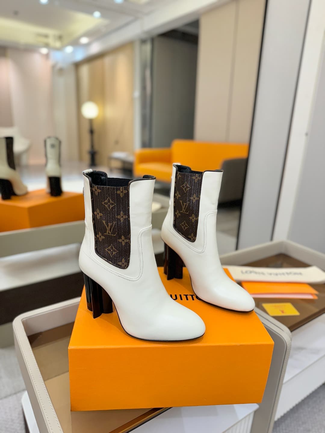 D9038 L✔️ Home – Autumn/Winter collection on the official website. Models in 6 short boots feature synchronized updates, perfect fit, LV-style patterns, intricate craftsmanship, and a plum blossom heel design that exudes elegance. The original mold-based  — image 2