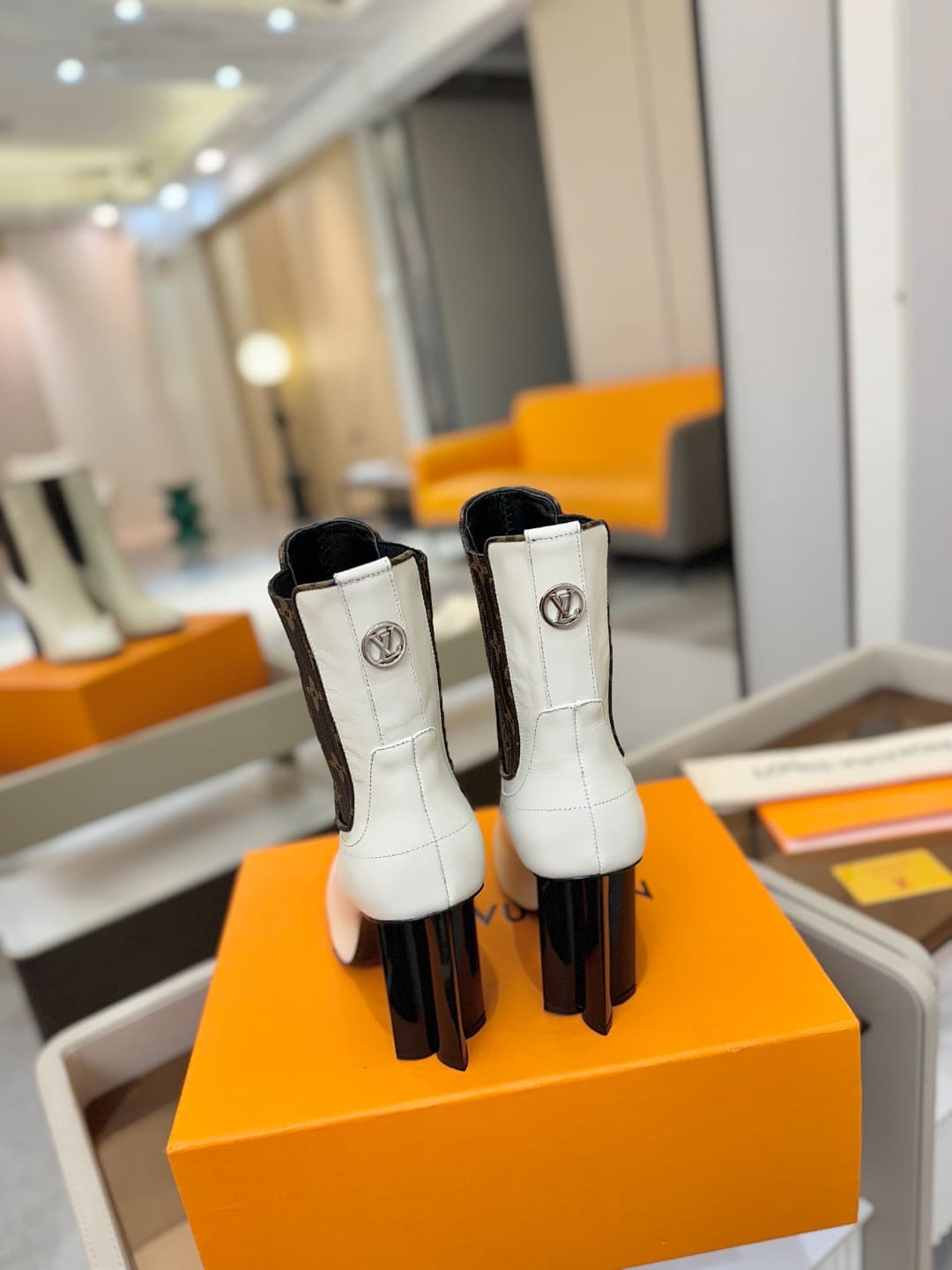 D9038 L✔️ Home – Autumn/Winter collection on the official website. Models in 6 short boots feature synchronized updates, perfect fit, LV-style patterns, intricate craftsmanship, and a plum blossom heel design that exudes elegance. The original mold-based  — image 7