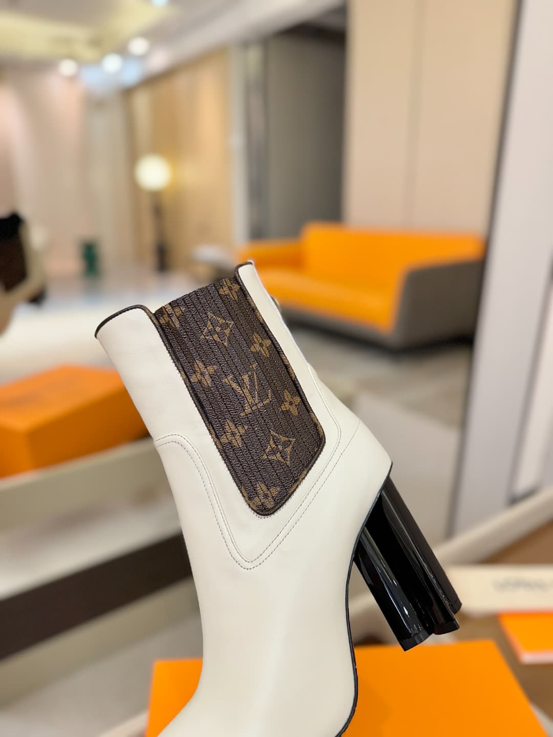 D9038 L✔️ Home – Autumn/Winter collection on the official website. Models in 6 short boots feature synchronized updates, perfect fit, LV-style patterns, intricate craftsmanship, and a plum blossom heel design that exudes elegance. The original mold-based  — image 8