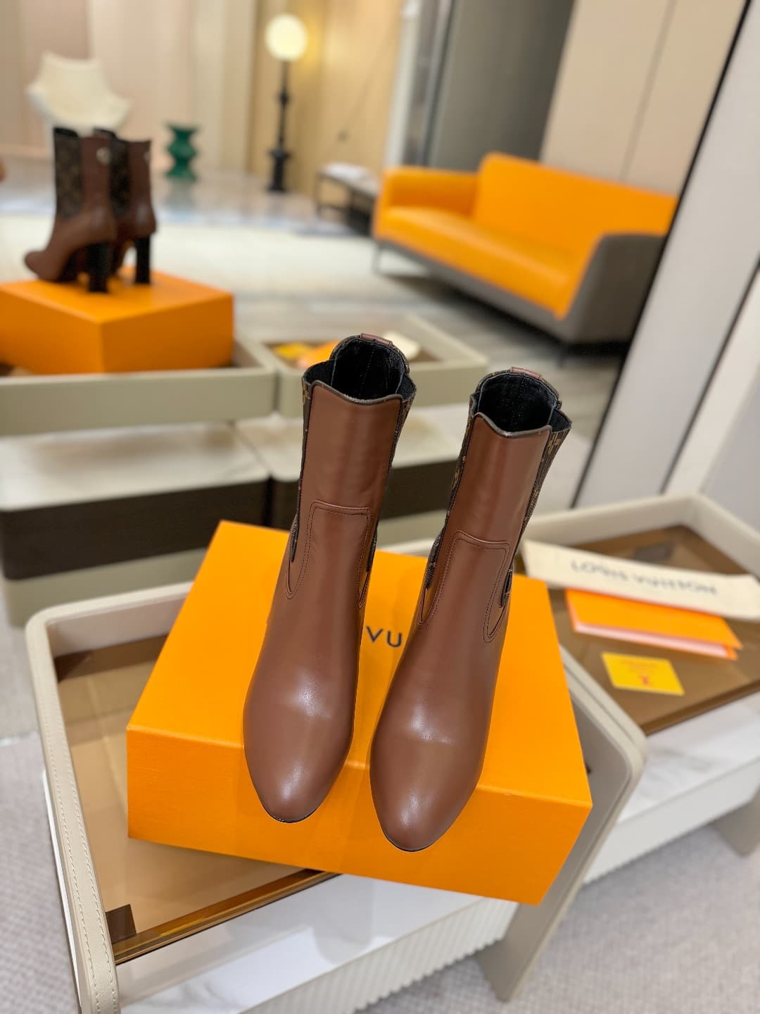 D9037 L✔️ Home – Autumn/Winter official website collection with showroom styles. 6 short boots, synchronized updates, perfect fit, LV-style patterns, intricate craftsmanship, plum blossom heel design, exuding elegance. Original mold-made fit, ultimate 1:1 — image 4