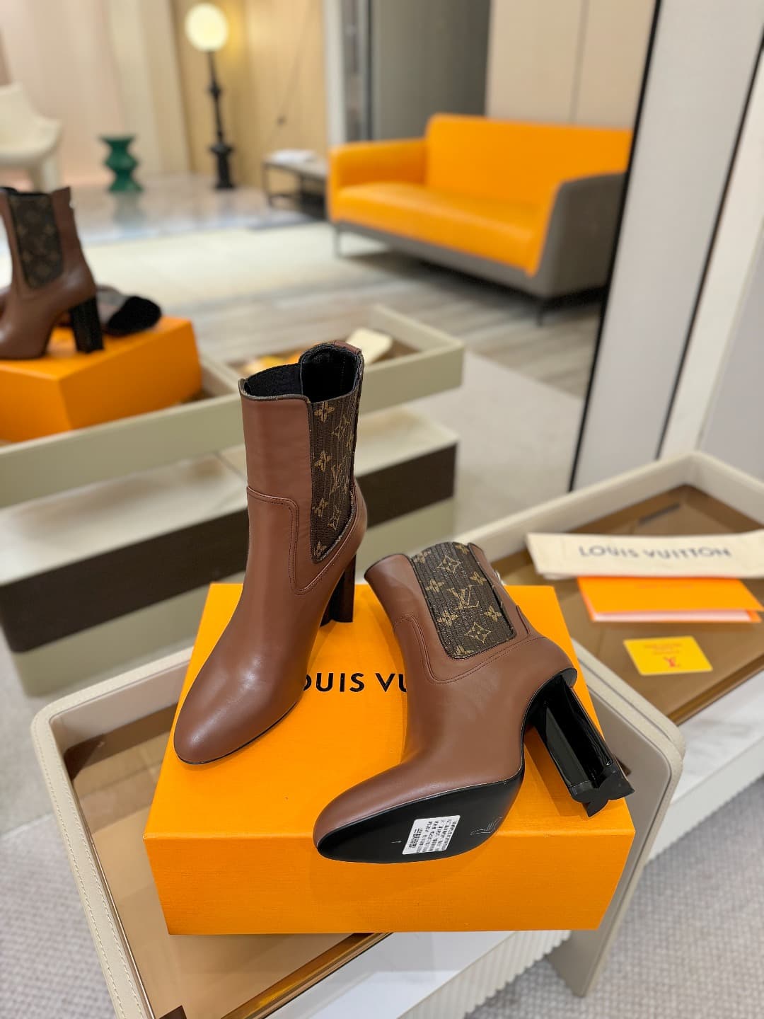 D9037 L✔️ Home – Autumn/Winter official website collection with showroom styles. 6 short boots, synchronized updates, perfect fit, LV-style patterns, intricate craftsmanship, plum blossom heel design, exuding elegance. Original mold-made fit, ultimate 1:1 — image 5