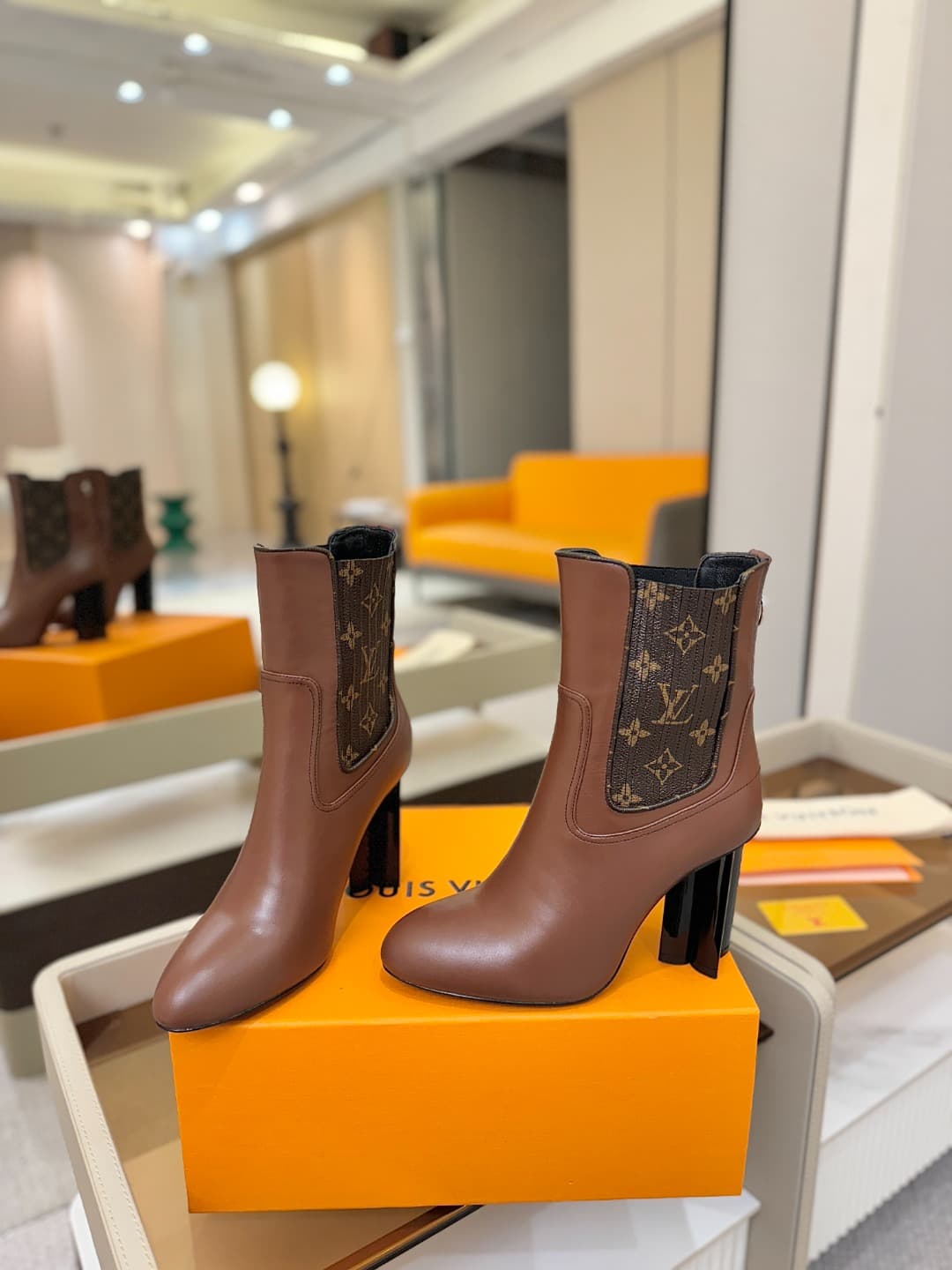 D9037 L✔️ Home – Autumn/Winter official website collection with showroom styles. 6 short boots, synchronized updates, perfect fit, LV-style patterns, intricate craftsmanship, plum blossom heel design, exuding elegance. Original mold-made fit, ultimate 1:1 — image 6