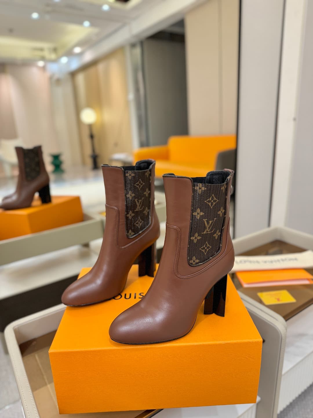 D9037 L✔️ Home – Autumn/Winter official website collection with showroom styles. 6 short boots, synchronized updates, perfect fit, LV-style patterns, intricate craftsmanship, plum blossom heel design, exuding elegance. Original mold-made fit, ultimate 1:1 — image 3