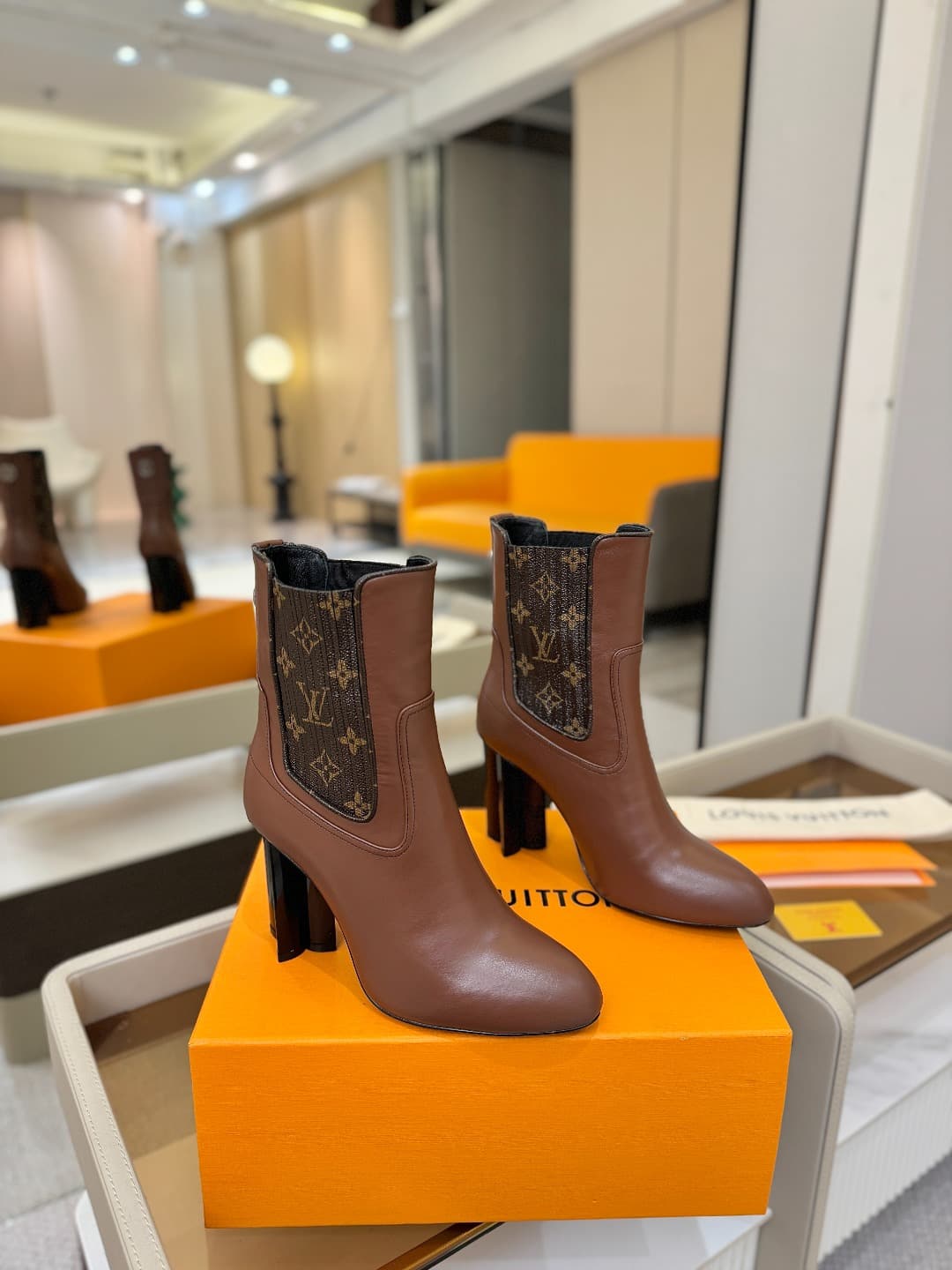 D9037 L✔️ Home – Autumn/Winter official website collection with showroom styles. 6 short boots, synchronized updates, perfect fit, LV-style patterns, intricate craftsmanship, plum blossom heel design, exuding elegance. Original mold-made fit, ultimate 1:1 — image 2