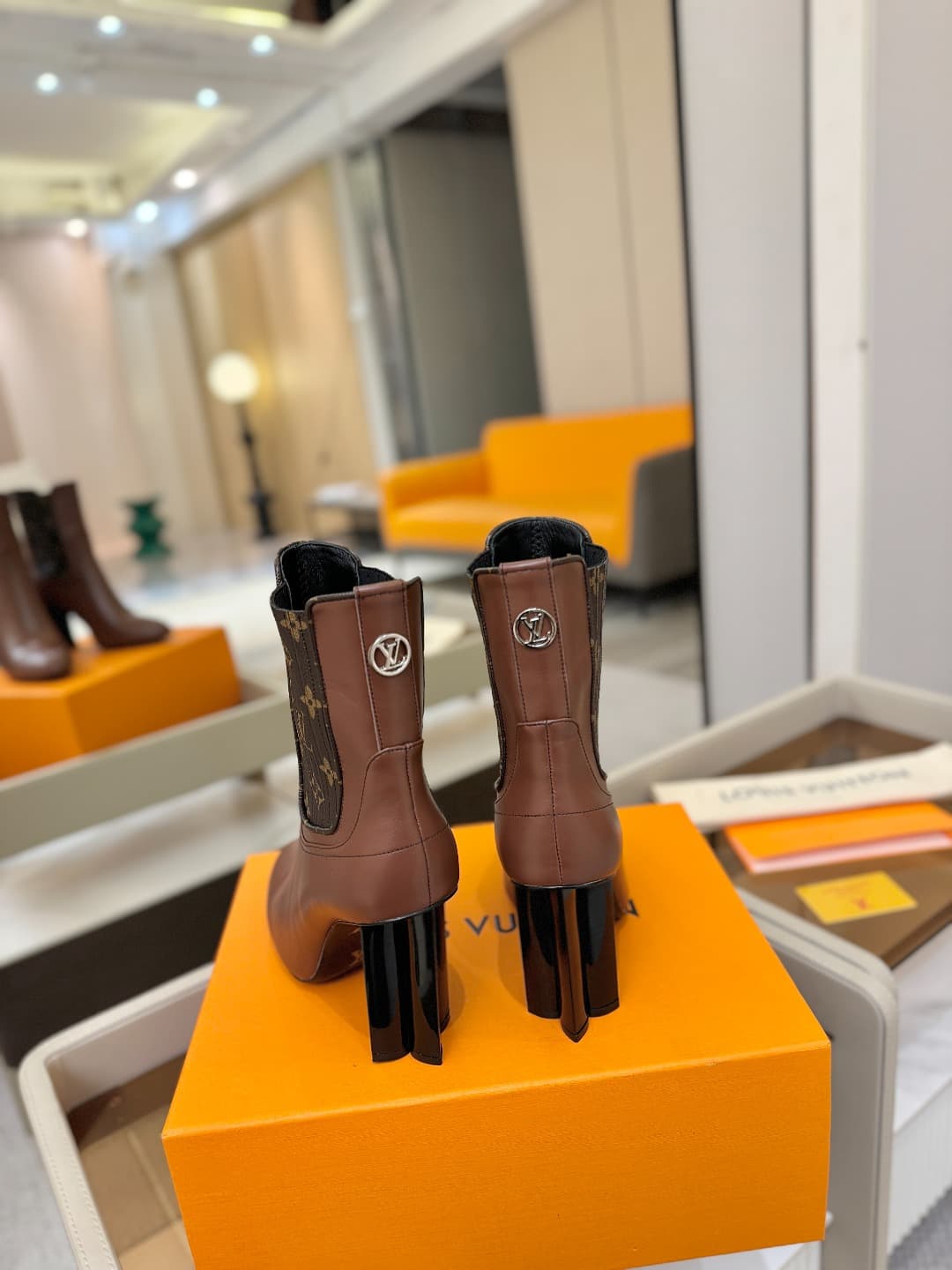 D9037 L✔️ Home – Autumn/Winter official website collection with showroom styles. 6 short boots, synchronized updates, perfect fit, LV-style patterns, intricate craftsmanship, plum blossom heel design, exuding elegance. Original mold-made fit, ultimate 1:1 — image 7