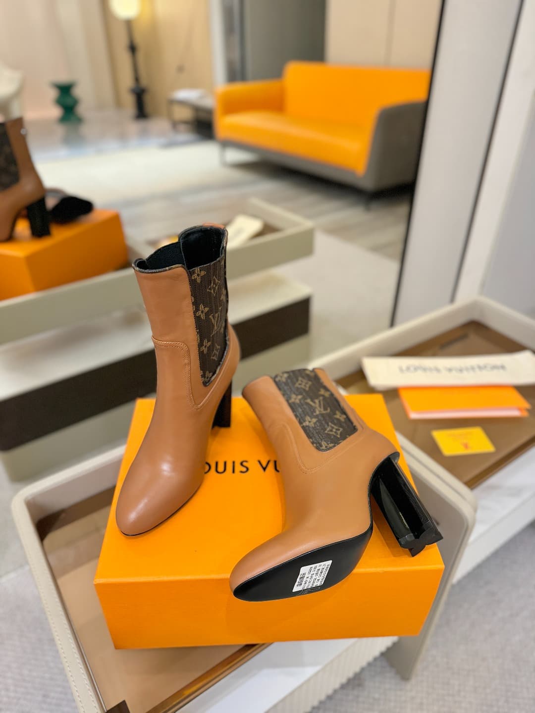 D9036 L✔️ Home – Autumn/Winter collection on the official website. Models in 6 short boots feature synchronized updates, perfect foot shapes, LV-style patterns, intricate craftsmanship, and a plum blossom heel design that exudes elegance. The original mol — image 5