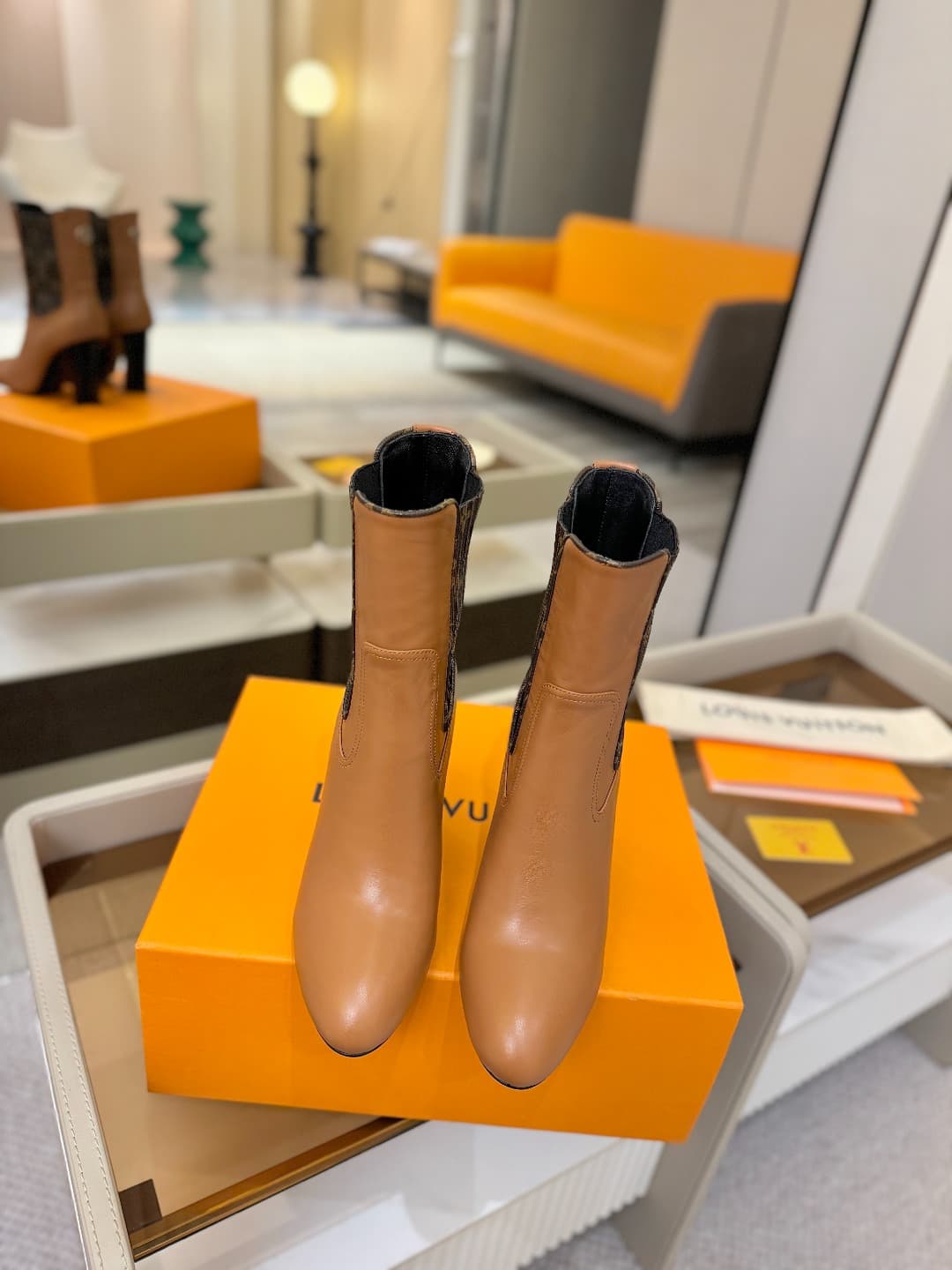 D9036 L✔️ Home – Autumn/Winter collection on the official website. Models in 6 short boots feature synchronized updates, perfect foot shapes, LV-style patterns, intricate craftsmanship, and a plum blossom heel design that exudes elegance. The original mol — image 4