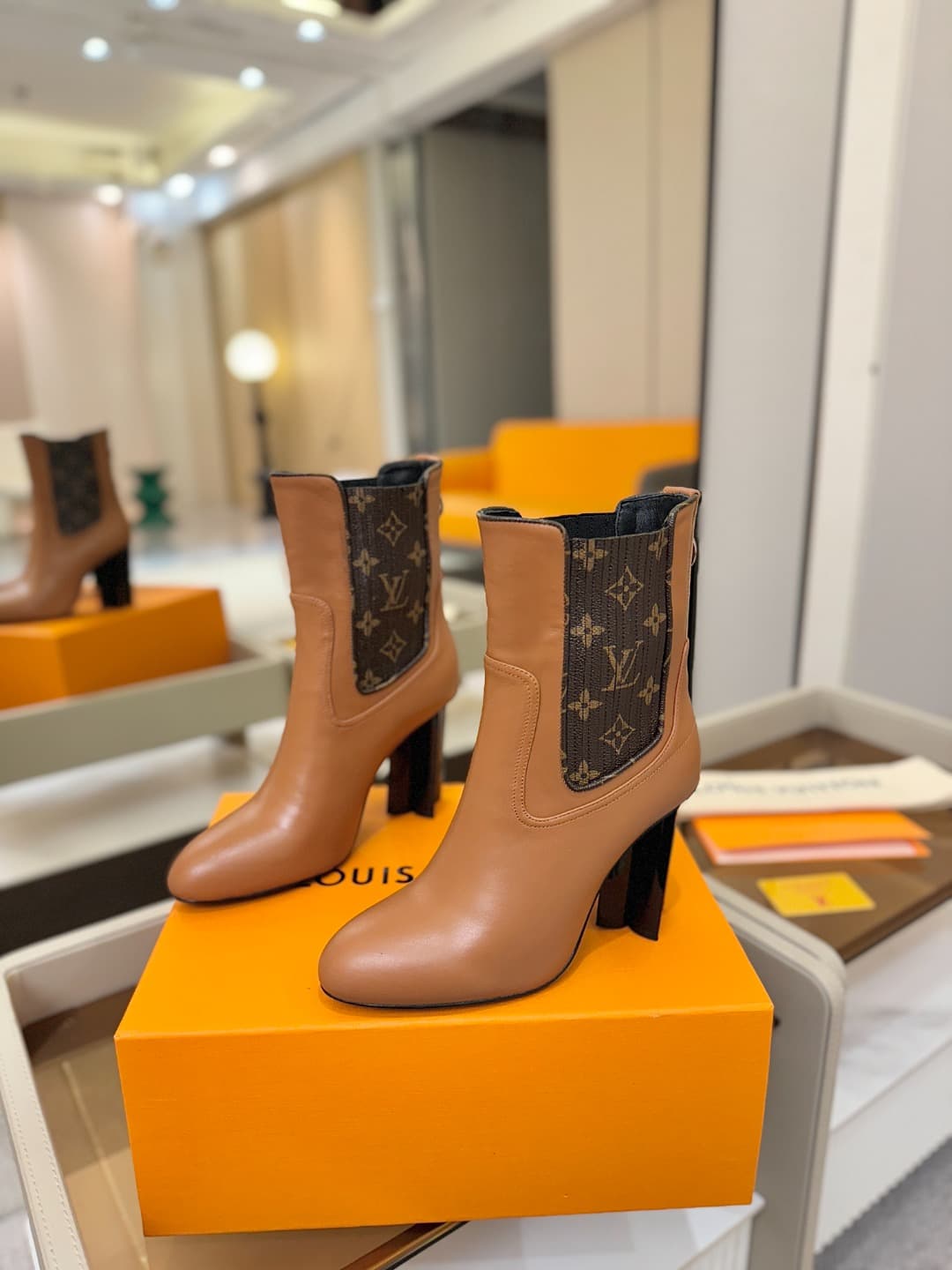 D9036 L✔️ Home – Autumn/Winter collection on the official website. Models in 6 short boots feature synchronized updates, perfect foot shapes, LV-style patterns, intricate craftsmanship, and a plum blossom heel design that exudes elegance. The original mol — image 3