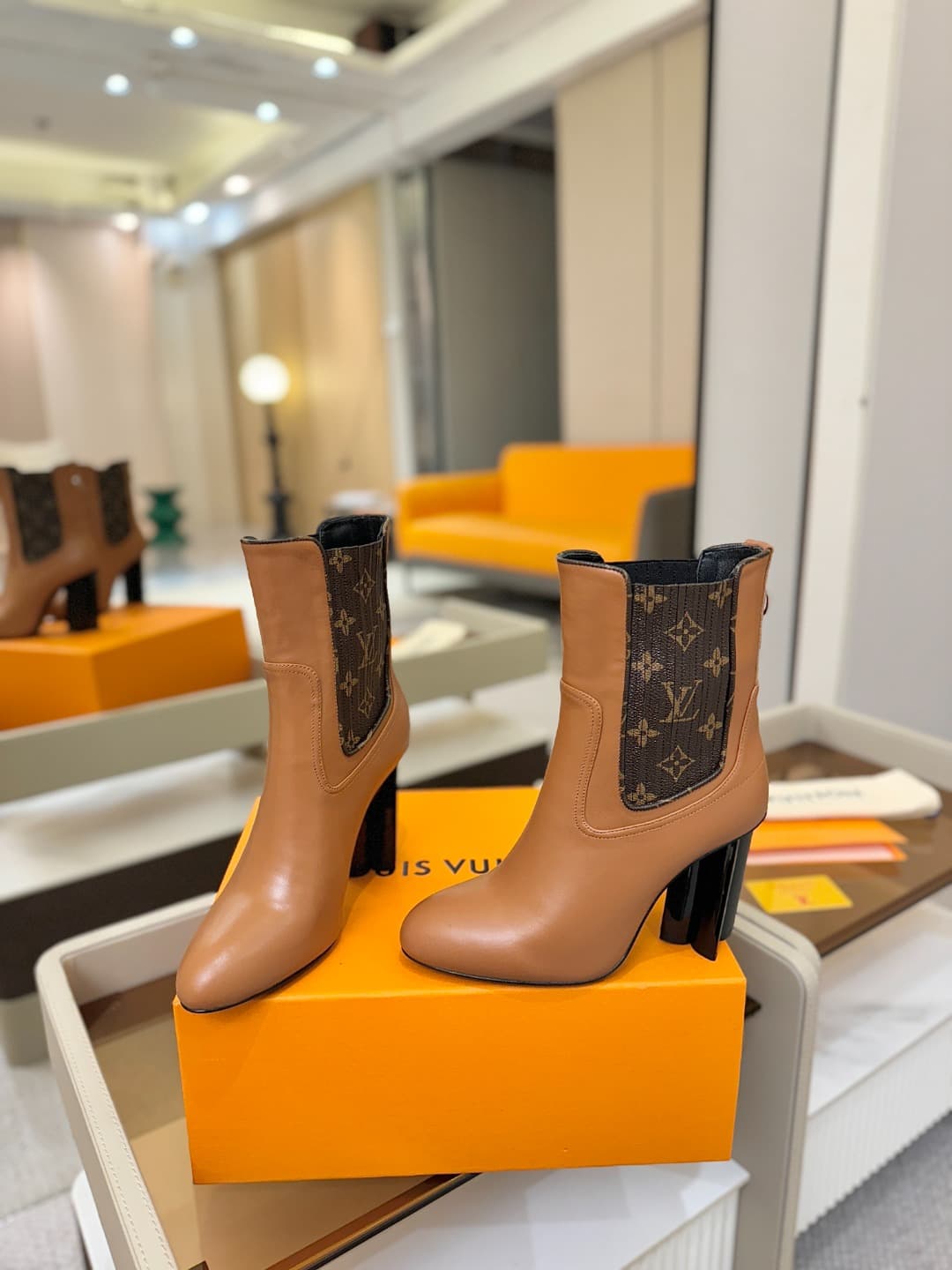 D9036 L✔️ Home – Autumn/Winter collection on the official website. Models in 6 short boots feature synchronized updates, perfect foot shapes, LV-style patterns, intricate craftsmanship, and a plum blossom heel design that exudes elegance. The original mol — image 6