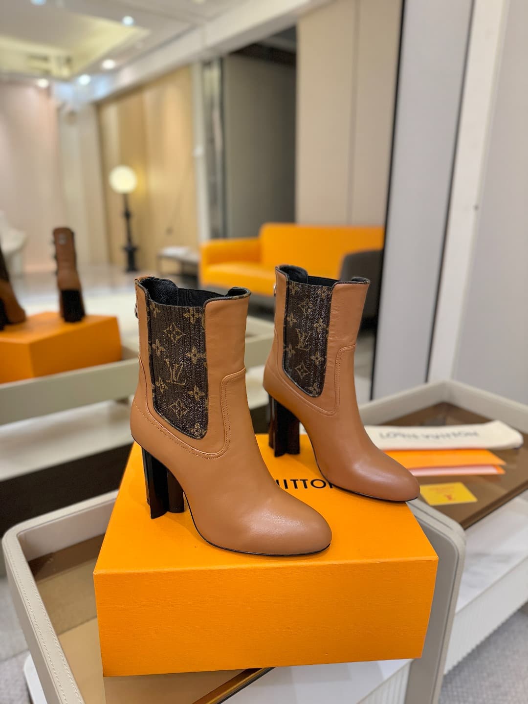 D9036 L✔️ Home – Autumn/Winter collection on the official website. Models in 6 short boots feature synchronized updates, perfect foot shapes, LV-style patterns, intricate craftsmanship, and a plum blossom heel design that exudes elegance. The original mol — image 2