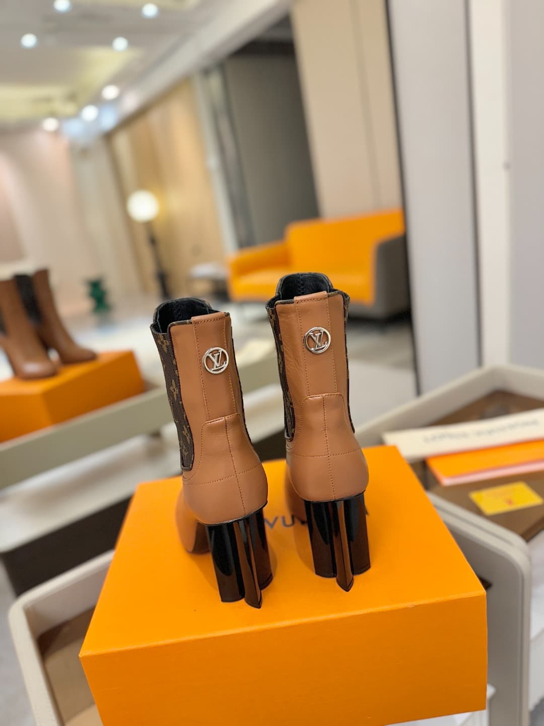 D9036 L✔️ Home – Autumn/Winter collection on the official website. Models in 6 short boots feature synchronized updates, perfect foot shapes, LV-style patterns, intricate craftsmanship, and a plum blossom heel design that exudes elegance. The original mol — image 7