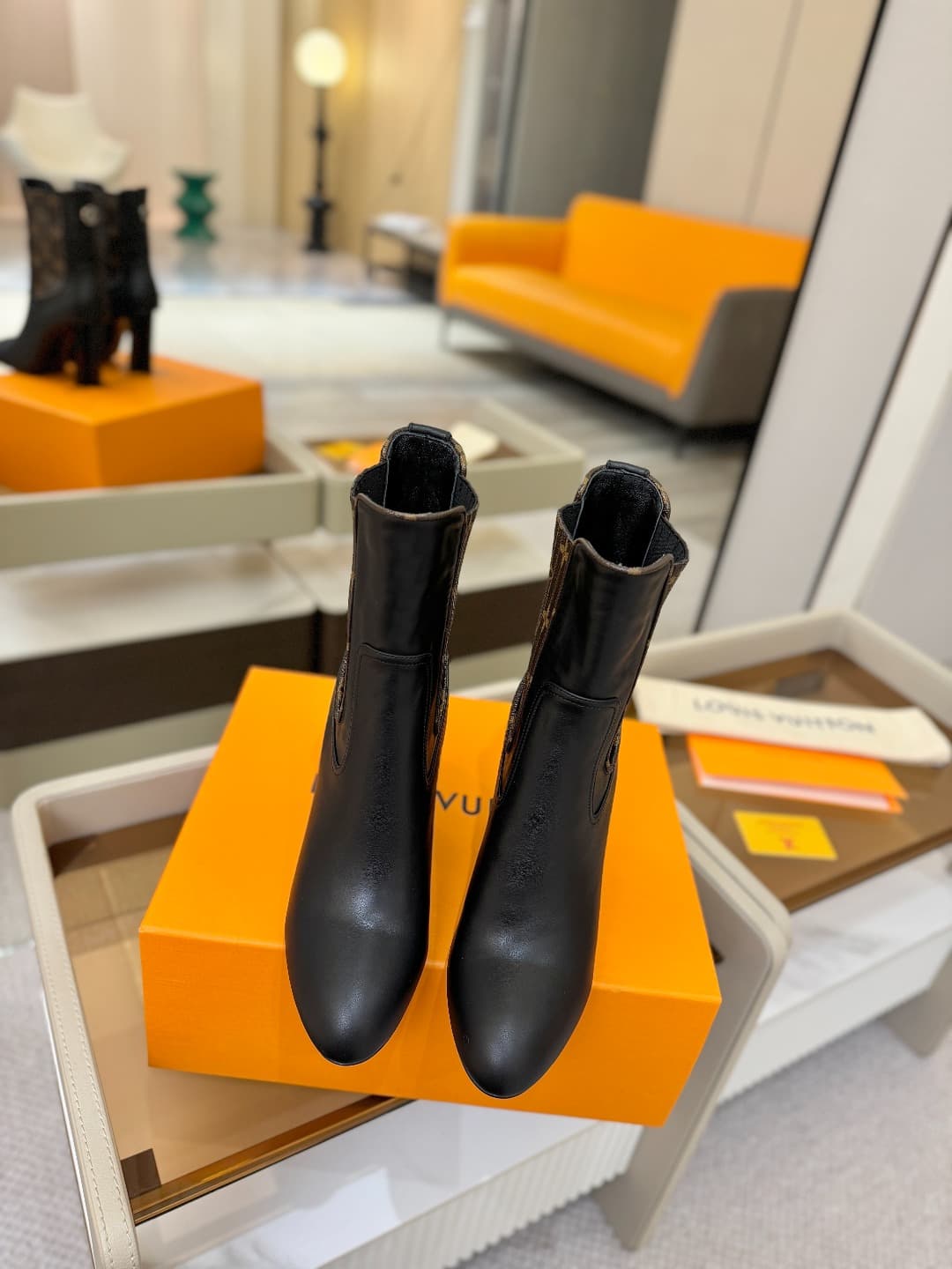 D9035 L✔️ Home – Autumn/Winter collection on the official website. Features a 6 boot with a short height, synchronized updates, perfect fit, LV-style patterns, intricate craftsmanship, plum blossom toe design, exuding elegance. Original mold-based constru — image 4
