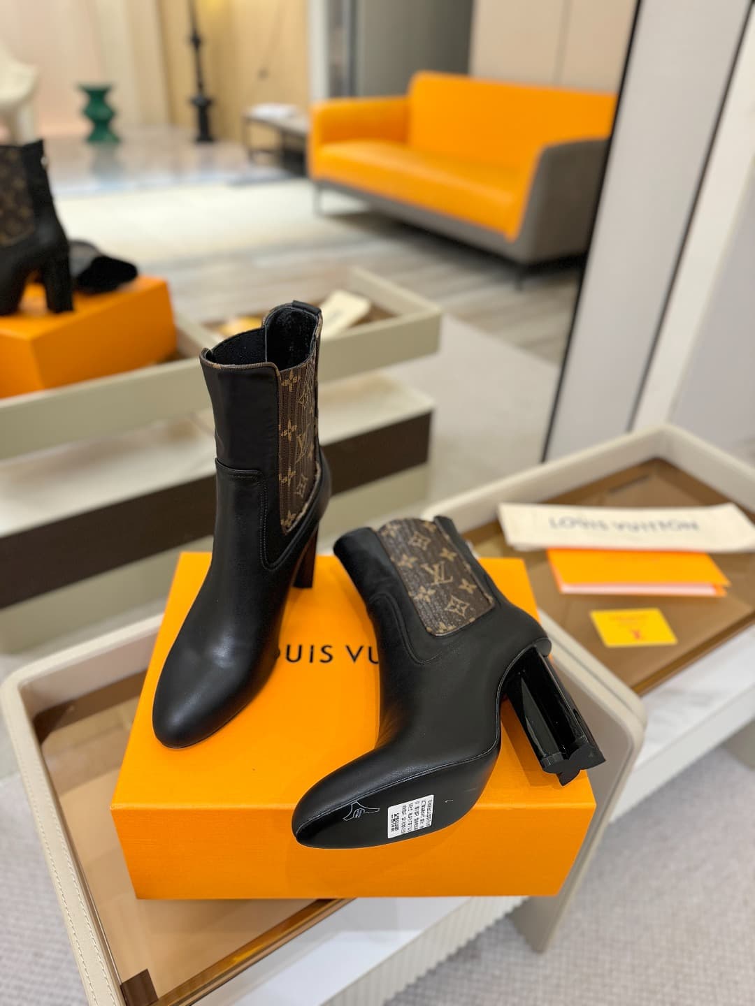 D9035 L✔️ Home – Autumn/Winter collection on the official website. Features a 6 boot with a short height, synchronized updates, perfect fit, LV-style patterns, intricate craftsmanship, plum blossom toe design, exuding elegance. Original mold-based constru — image 5