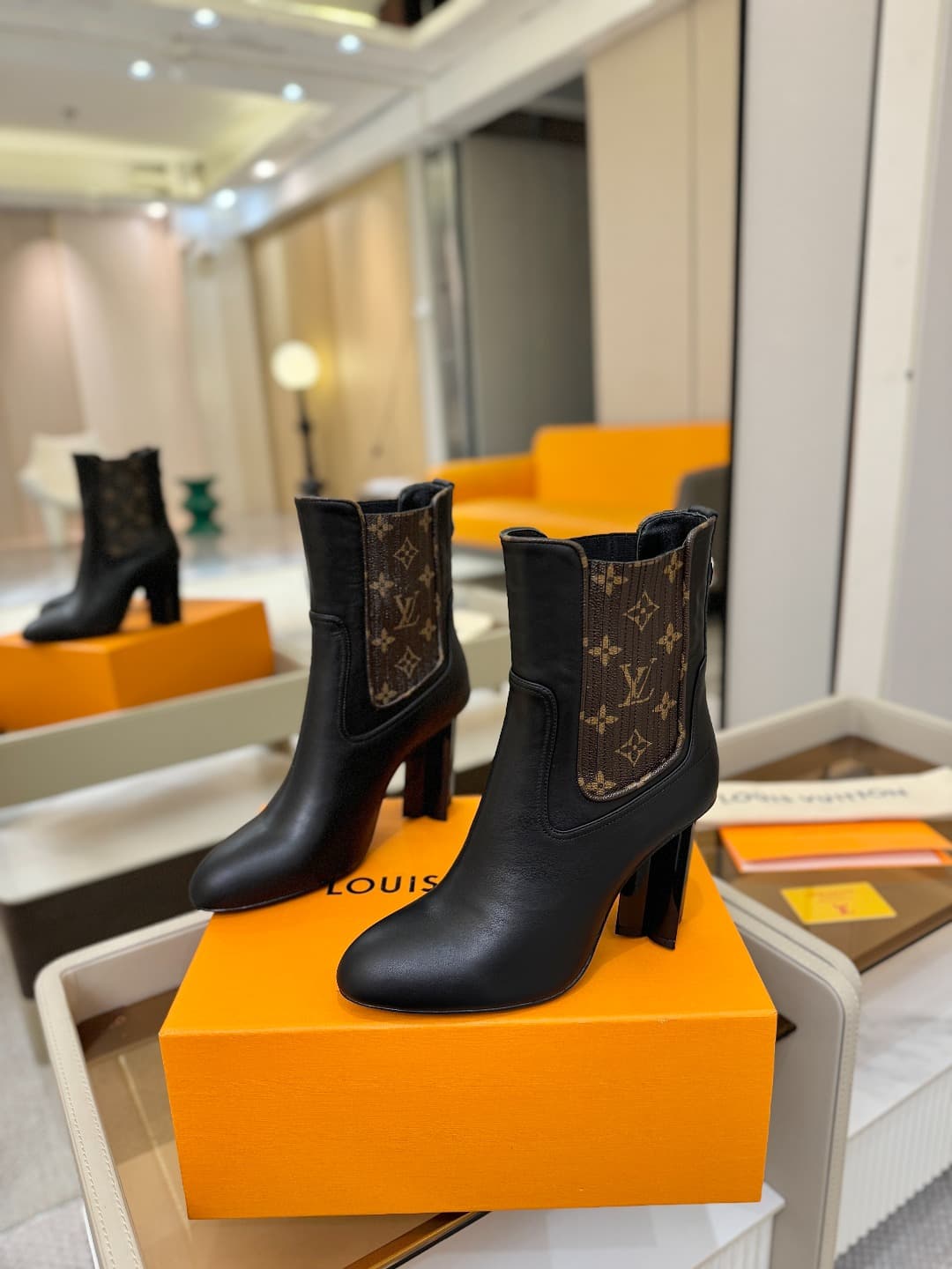 D9035 L✔️ Home – Autumn/Winter collection on the official website. Features a 6 boot with a short height, synchronized updates, perfect fit, LV-style patterns, intricate craftsmanship, plum blossom toe design, exuding elegance. Original mold-based constru — image 3