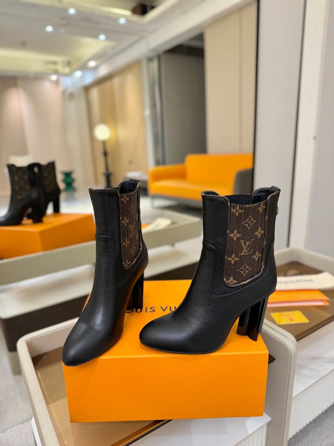 D9035 L✔️ Home – Autumn/Winter collection on the official website. Features a 6 boot with a short height, synchronized updates, perfect fit, LV-style patterns, intricate craftsmanship, plum blossom toe design, exuding elegance. Original mold-based constru — image 6