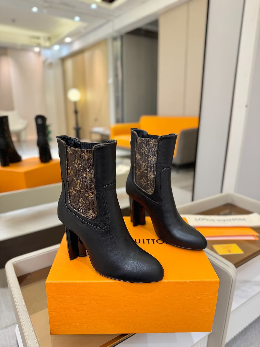 D9035 L✔️ Home – Autumn/Winter collection on the official website. Features a 6 boot with a short height, synchronized updates, perfect fit, LV-style patterns, intricate craftsmanship, plum blossom toe design, exuding elegance. Original mold-based constru — image 2
