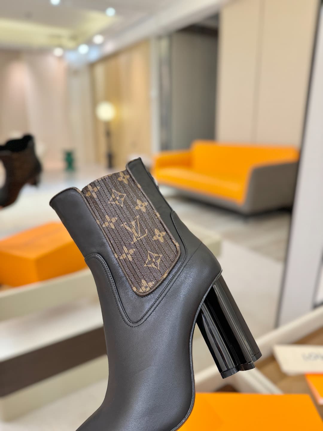 D9035 L✔️ Home – Autumn/Winter collection on the official website. Features a 6 boot with a short height, synchronized updates, perfect fit, LV-style patterns, intricate craftsmanship, plum blossom toe design, exuding elegance. Original mold-based constru — image 8