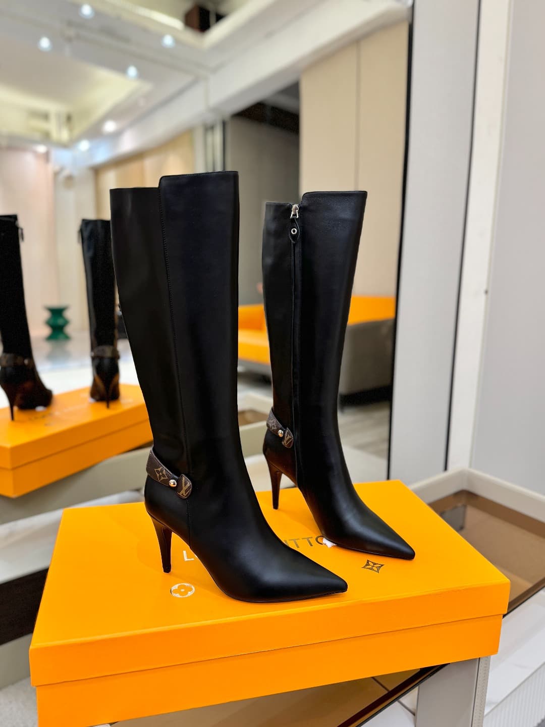 D9067 L✔️ Home – Autumn/Winter store’s runway-style boots; the official website collection is updated in real time. Perfect fit + LV-inspired buckle design, with a feminine and elegant style. Original mold-based fit, premium quality, and imported high-end — image 2
