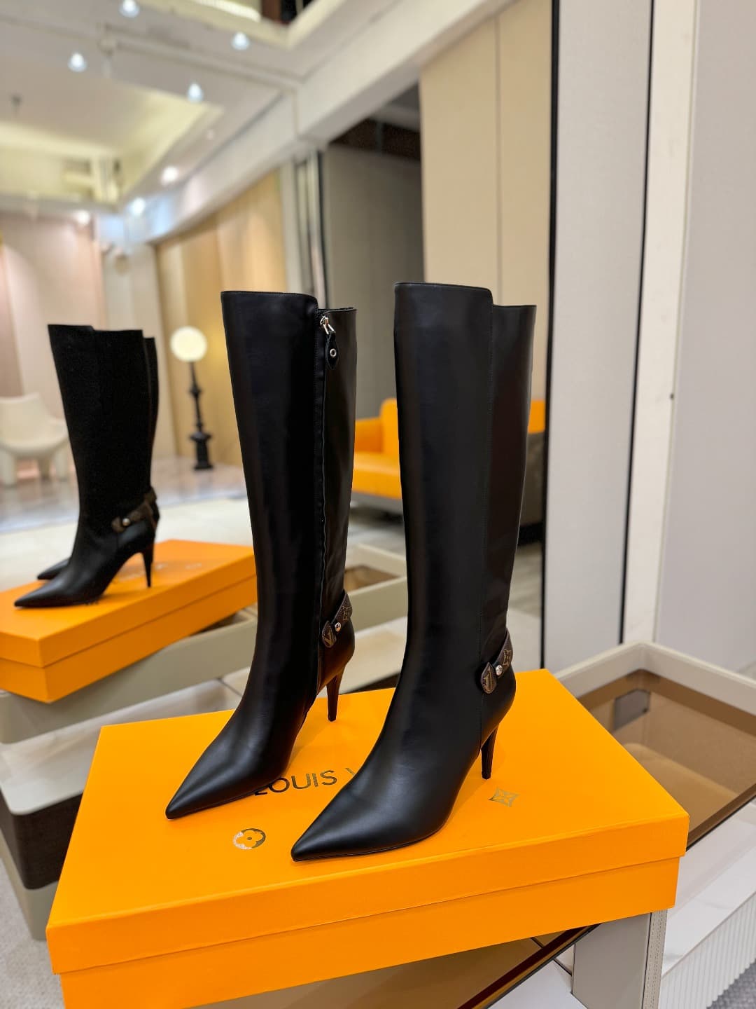 D9067 L✔️ Home – Autumn/Winter store’s runway-style boots; the official website collection is updated in real time. Perfect fit + LV-inspired buckle design, with a feminine and elegant style. Original mold-based fit, premium quality, and imported high-end — image 3