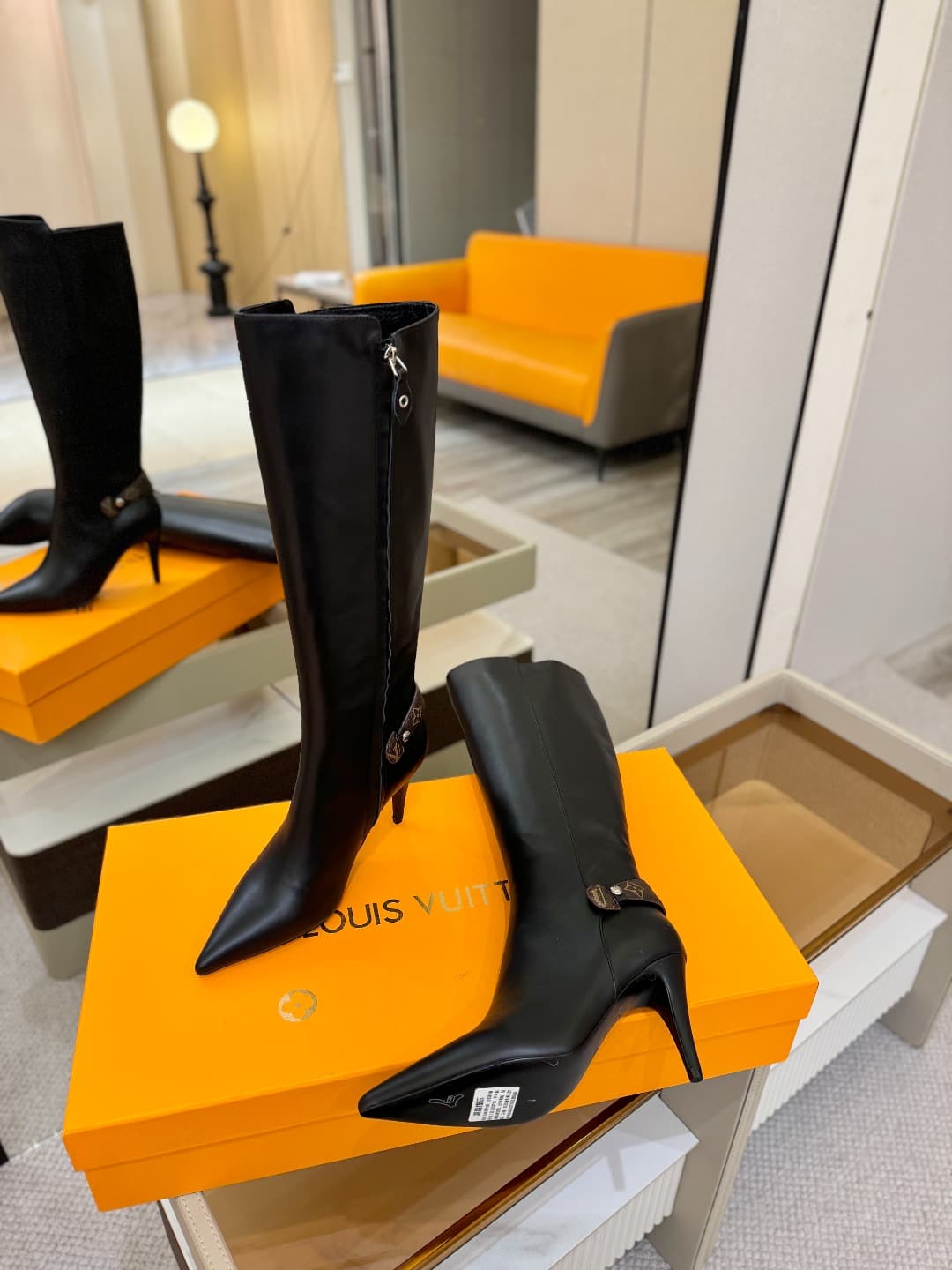 D9067 L✔️ Home – Autumn/Winter store’s runway-style boots; the official website collection is updated in real time. Perfect fit + LV-inspired buckle design, with a feminine and elegant style. Original mold-based fit, premium quality, and imported high-end — image 4