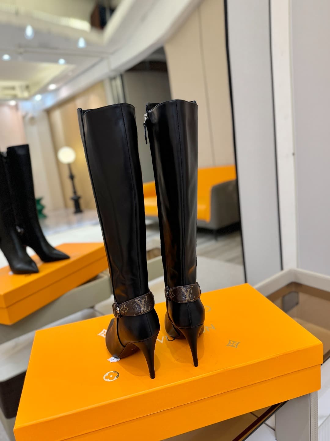 D9067 L✔️ Home – Autumn/Winter store’s runway-style boots; the official website collection is updated in real time. Perfect fit + LV-inspired buckle design, with a feminine and elegant style. Original mold-based fit, premium quality, and imported high-end — image 7