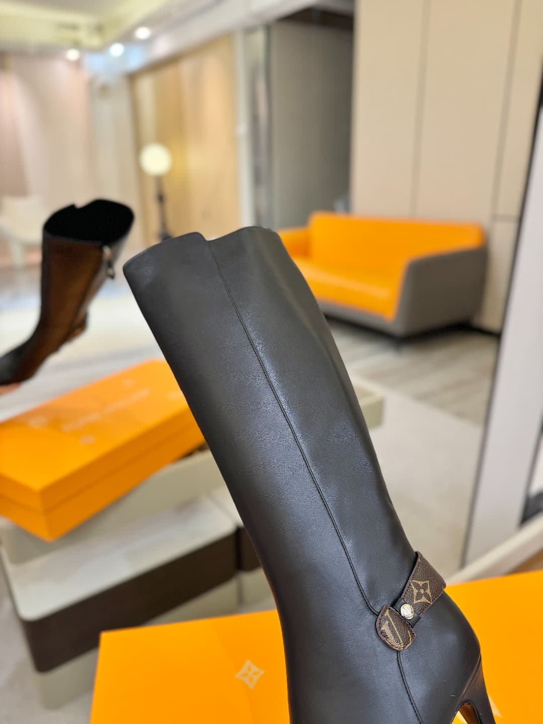 D9067 L✔️ Home – Autumn/Winter store’s runway-style boots; the official website collection is updated in real time. Perfect fit + LV-inspired buckle design, with a feminine and elegant style. Original mold-based fit, premium quality, and imported high-end — image 8
