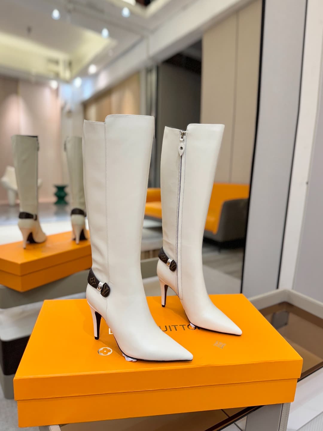 D9065 L✔️ Home – Autumn/Winter boutique runway boots; the official website collection is updated simultaneously. Perfect fit + LV-inspired buckle design – full of femininity and elegance. Original mold fit, top-tier quality, and imported high-end fabric g — image 2