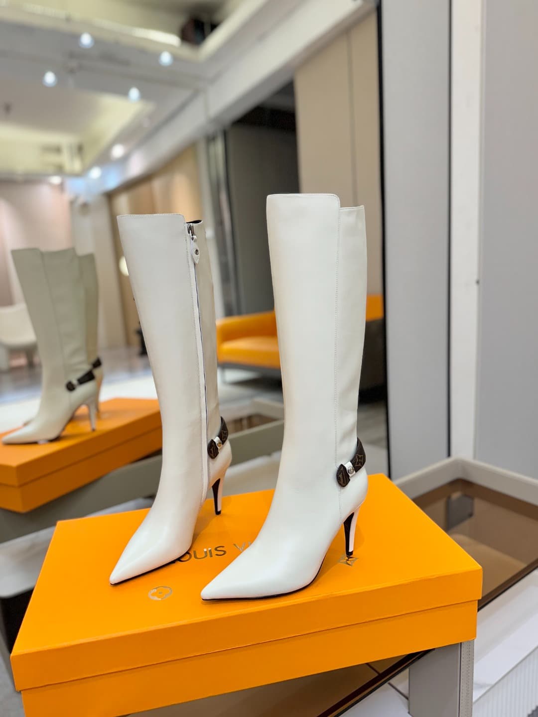 D9065 L✔️ Home – Autumn/Winter boutique runway boots; the official website collection is updated simultaneously. Perfect fit + LV-inspired buckle design – full of femininity and elegance. Original mold fit, top-tier quality, and imported high-end fabric g — image 3