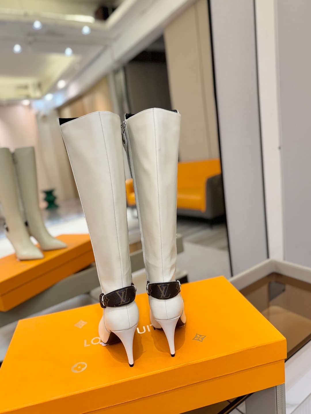 D9065 L✔️ Home – Autumn/Winter boutique runway boots; the official website collection is updated simultaneously. Perfect fit + LV-inspired buckle design – full of femininity and elegance. Original mold fit, top-tier quality, and imported high-end fabric g — image 7