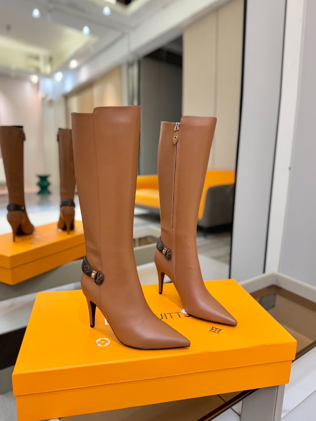 D9064 L✔️ Home – Autumn/Winter store’s runway-style boots; the official website collection is updated simultaneously. Perfect foot shape + LV-inspired buckle design – very feminine, elegant, and high-class. Original mold-made foot shape; premium quality,  — image 2