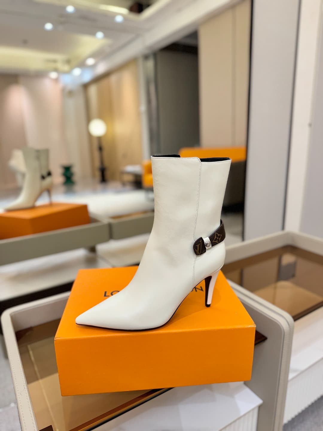 D9048 L✔️ Home – Autumn/Winter boutique runway boots; the official website collection is updated simultaneously. Perfect fit + LV-inspired buckle design – full of femininity and elegance. Original mold-fit, top-tier quality, and imported high-end fabric t — image 1