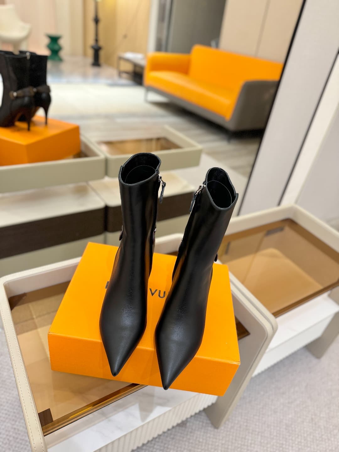 D9047 L✔️ Home – Autumn/Winter storefront models with showroom-style boots; the official website collection is updated simultaneously. Perfect foot shape + LV-inspired buckle design – full of femininity and elegance. Original mold-based foot shape, ultima — image 6