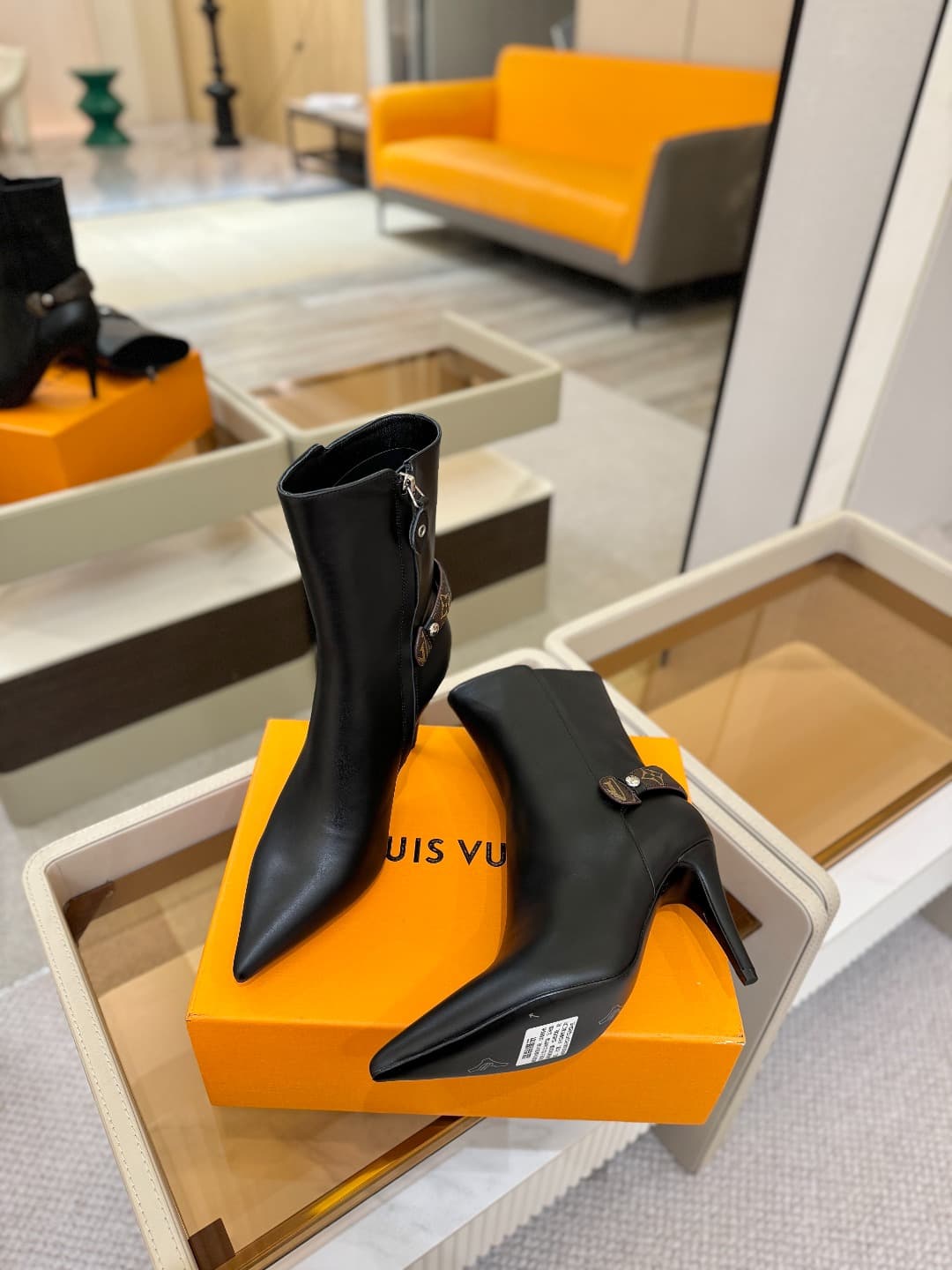 D9047 L✔️ Home – Autumn/Winter storefront models with showroom-style boots; the official website collection is updated simultaneously. Perfect foot shape + LV-inspired buckle design – full of femininity and elegance. Original mold-based foot shape, ultima — image 4
