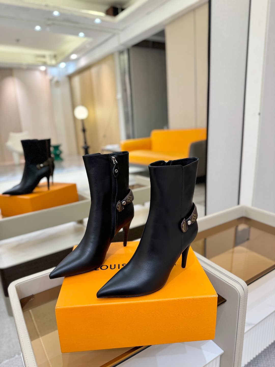 D9047 L✔️ Home – Autumn/Winter storefront models with showroom-style boots; the official website collection is updated simultaneously. Perfect foot shape + LV-inspired buckle design – full of femininity and elegance. Original mold-based foot shape, ultima — image 3