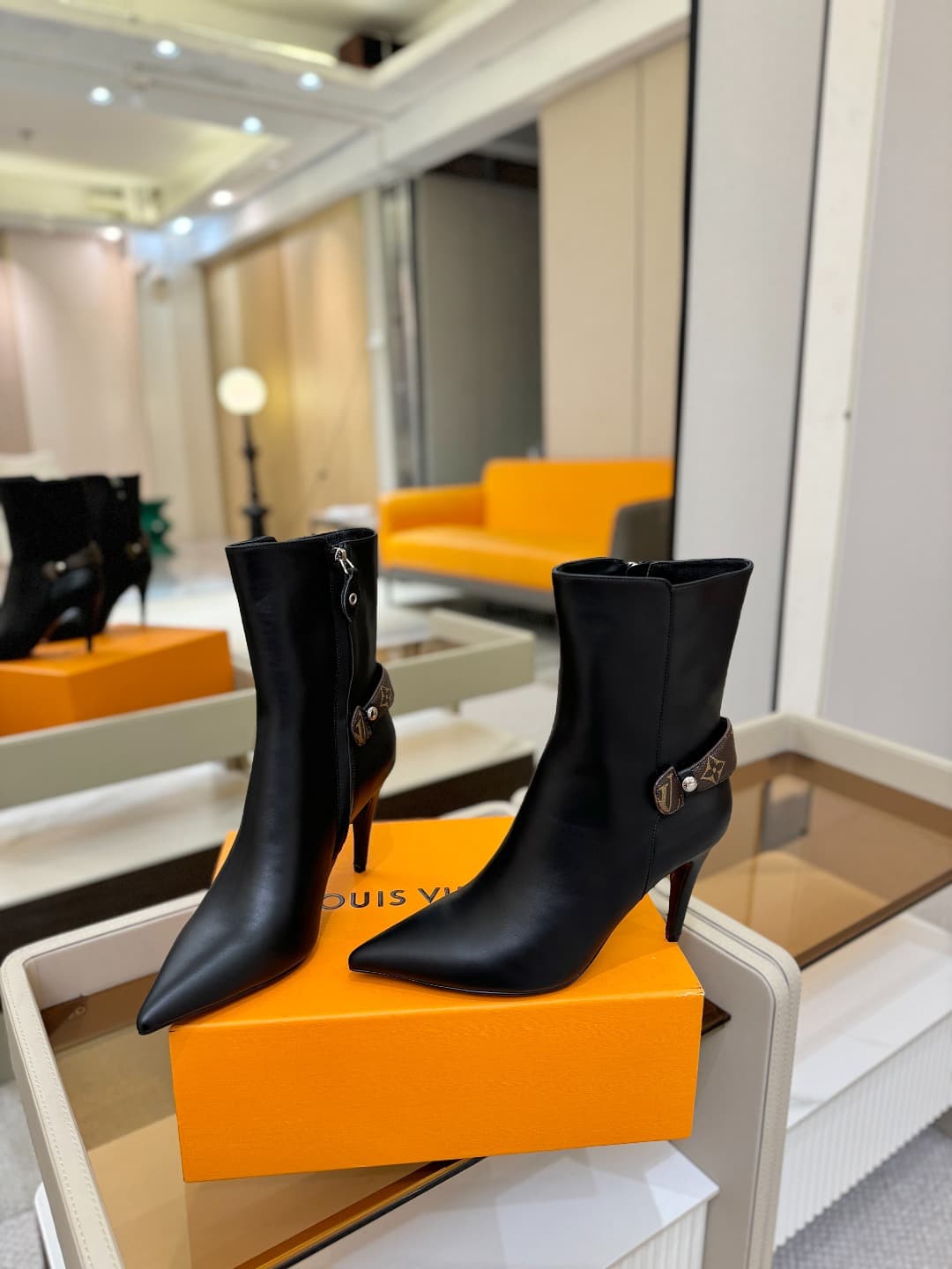 D9047 L✔️ Home – Autumn/Winter storefront models with showroom-style boots; the official website collection is updated simultaneously. Perfect foot shape + LV-inspired buckle design – full of femininity and elegance. Original mold-based foot shape, ultima — image 5