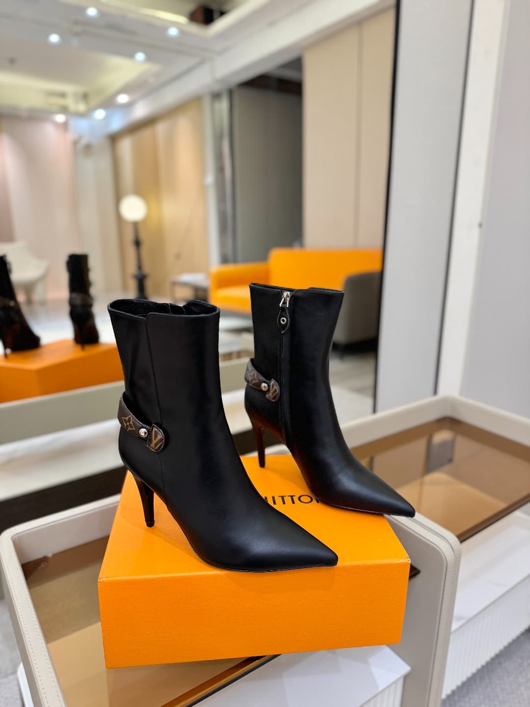 D9047 L✔️ Home – Autumn/Winter storefront models with showroom-style boots; the official website collection is updated simultaneously. Perfect foot shape + LV-inspired buckle design – full of femininity and elegance. Original mold-based foot shape, ultima — image 2